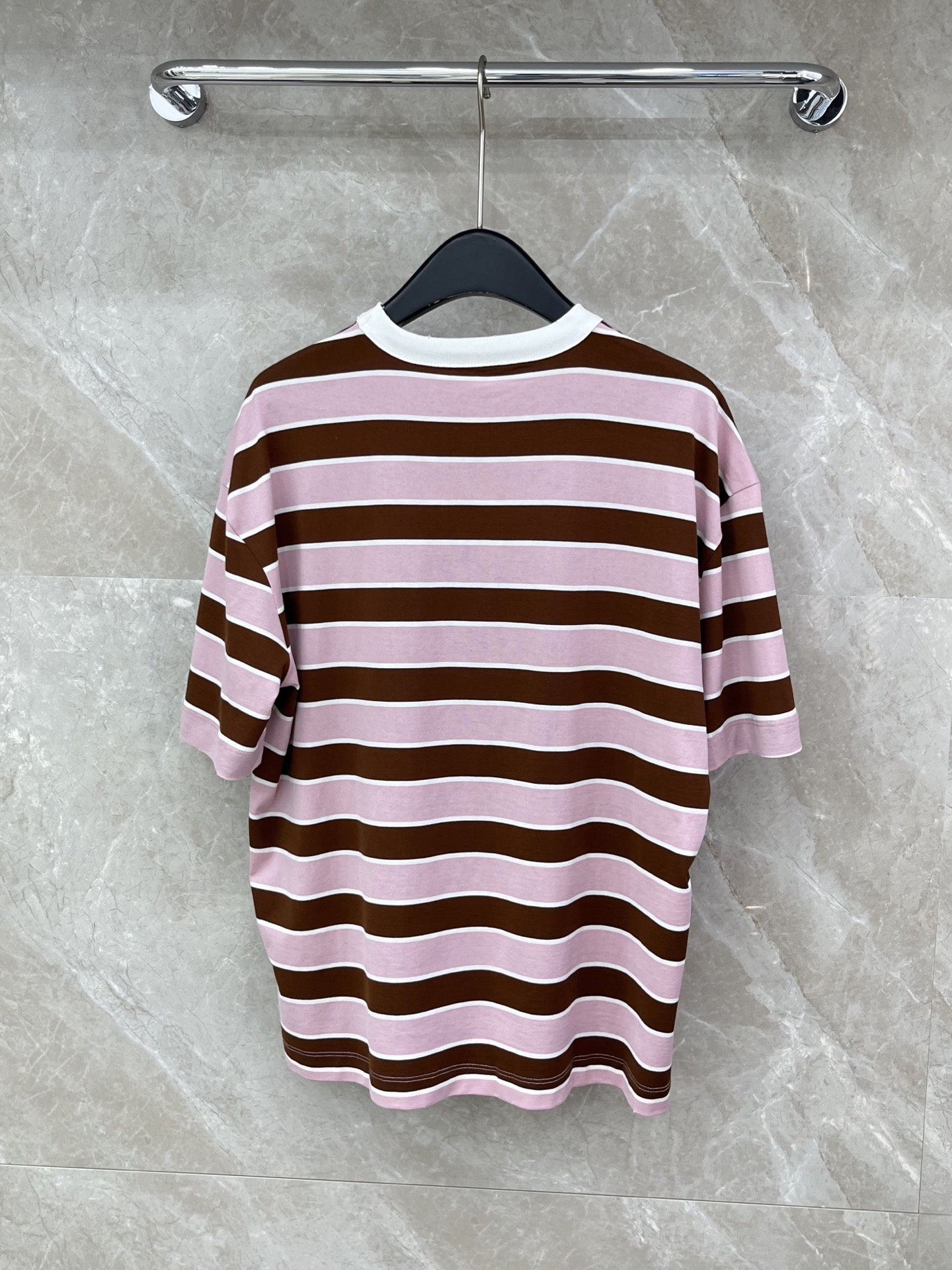 🛒𝐍𝐄𝐖 · 𝟐𝟎𝟐6/爆款现货原单品质 Pra*｜2026撞色条纹圆领贴布标短袖T恤定制YB原生全棉材