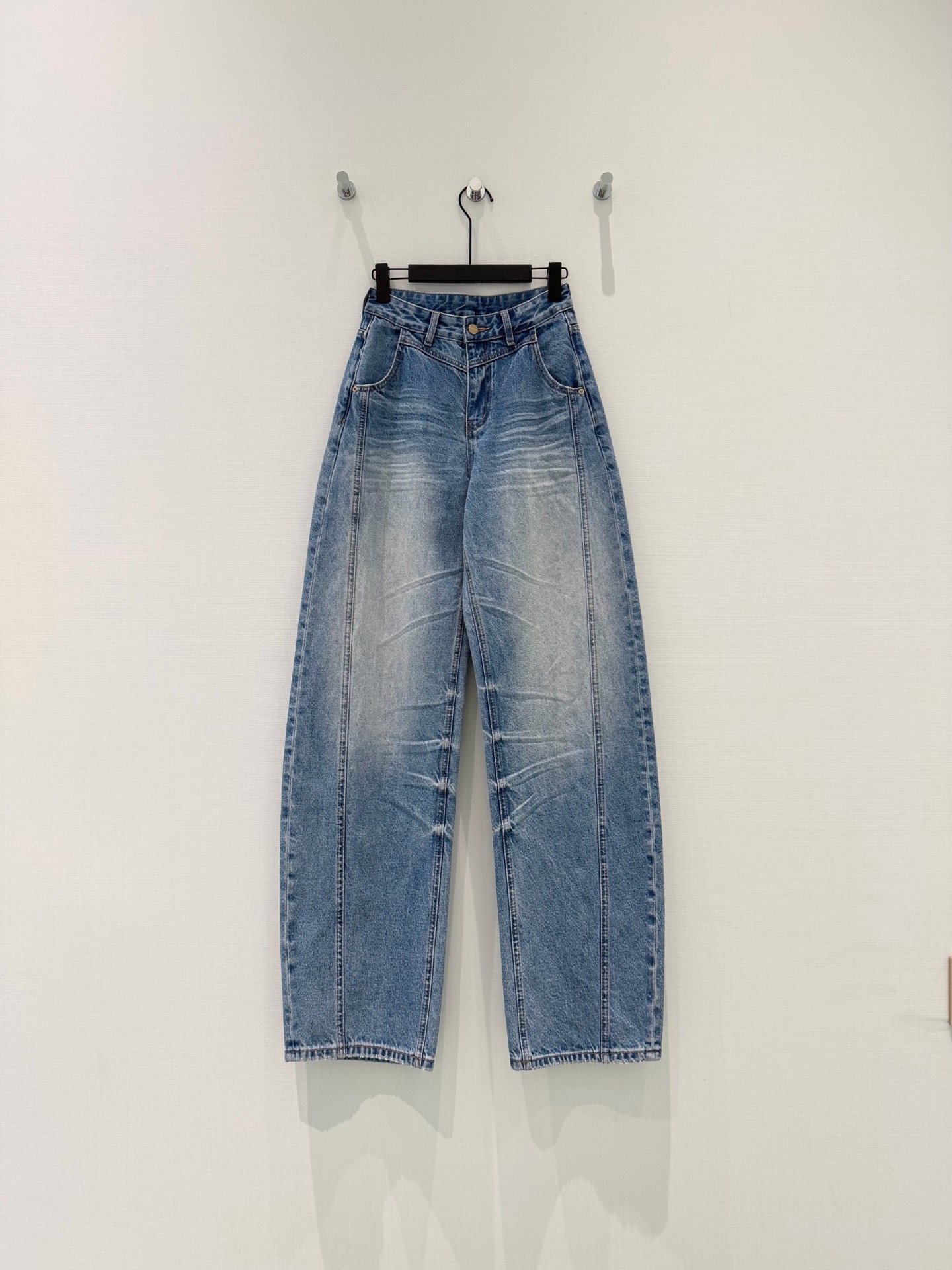 🛒𝐍𝐄𝐖 · 𝟐𝟎𝟐6/爆款现货原创 设计师｜双口袋渐变色镰刀牛仔裤采用高端定制面料，牛仔穿起来非常舒适