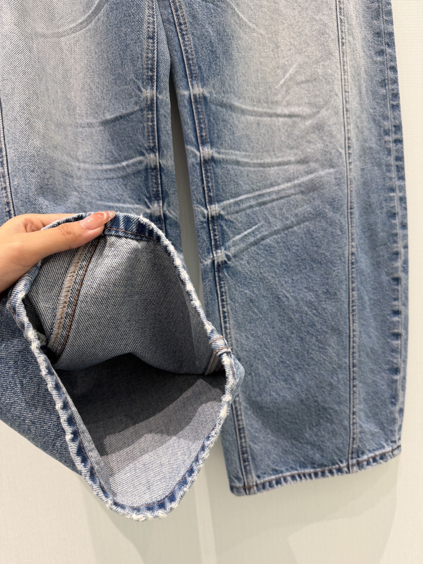 🛒𝐍𝐄𝐖 · 𝟐𝟎𝟐6/爆款现货原创 设计师｜双口袋渐变色镰刀牛仔裤采用高端定制面料，牛仔穿起来非常舒适