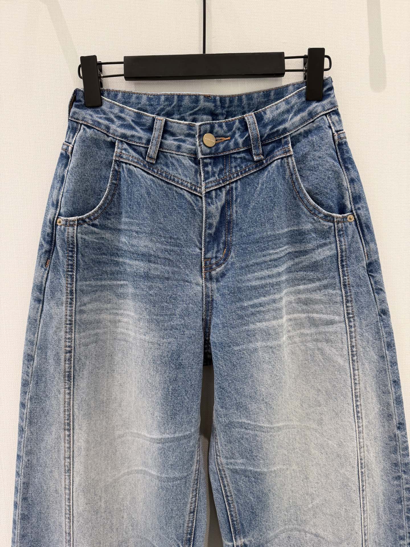 🛒𝐍𝐄𝐖 · 𝟐𝟎𝟐6/爆款现货原创 设计师｜双口袋渐变色镰刀牛仔裤采用高端定制面料，牛仔穿起来非常舒适