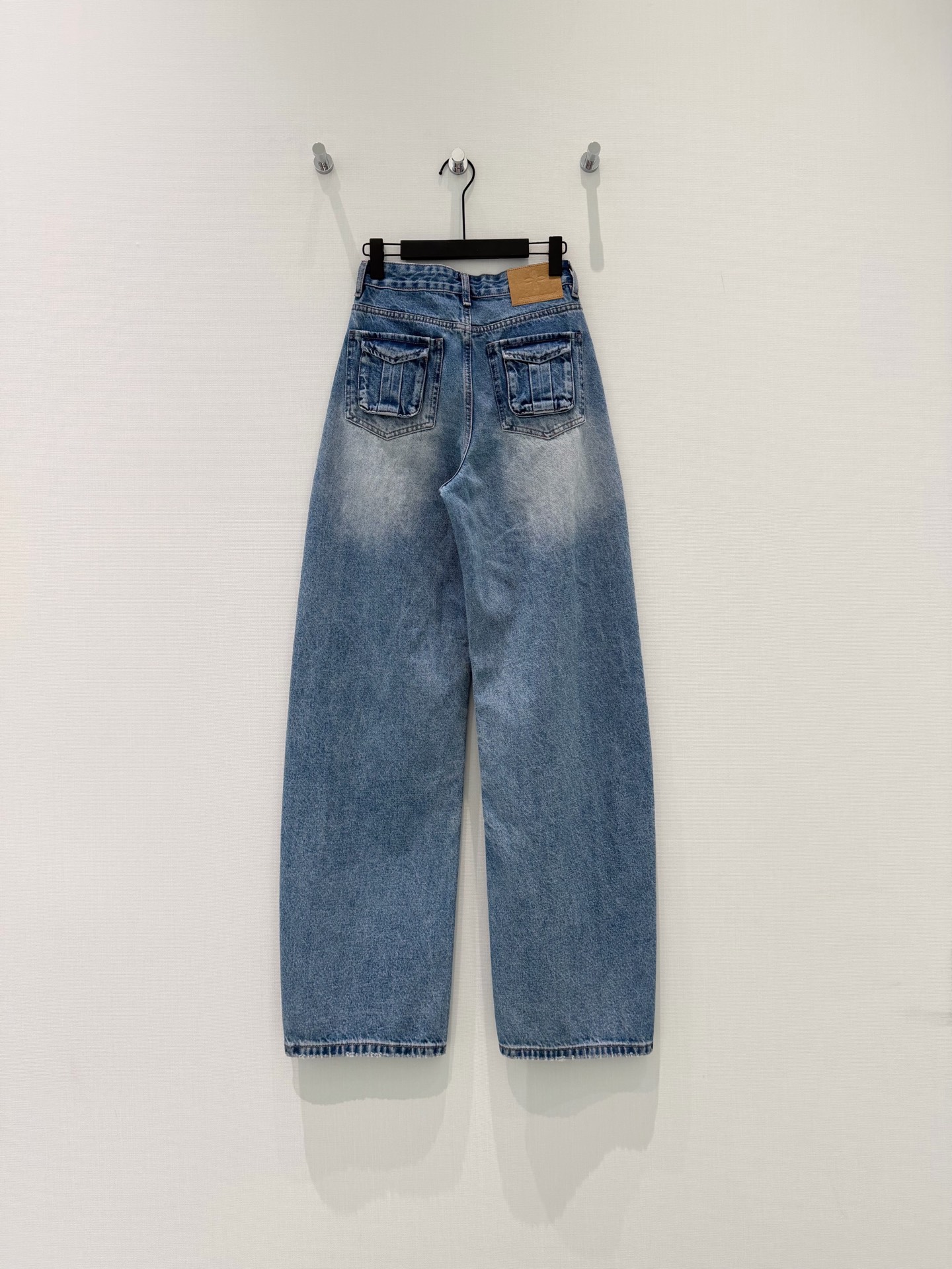 🛒𝐍𝐄𝐖 · 𝟐𝟎𝟐6/爆款现货原创 设计师｜双口袋渐变色镰刀牛仔裤采用高端定制面料，牛仔穿起来非常舒适