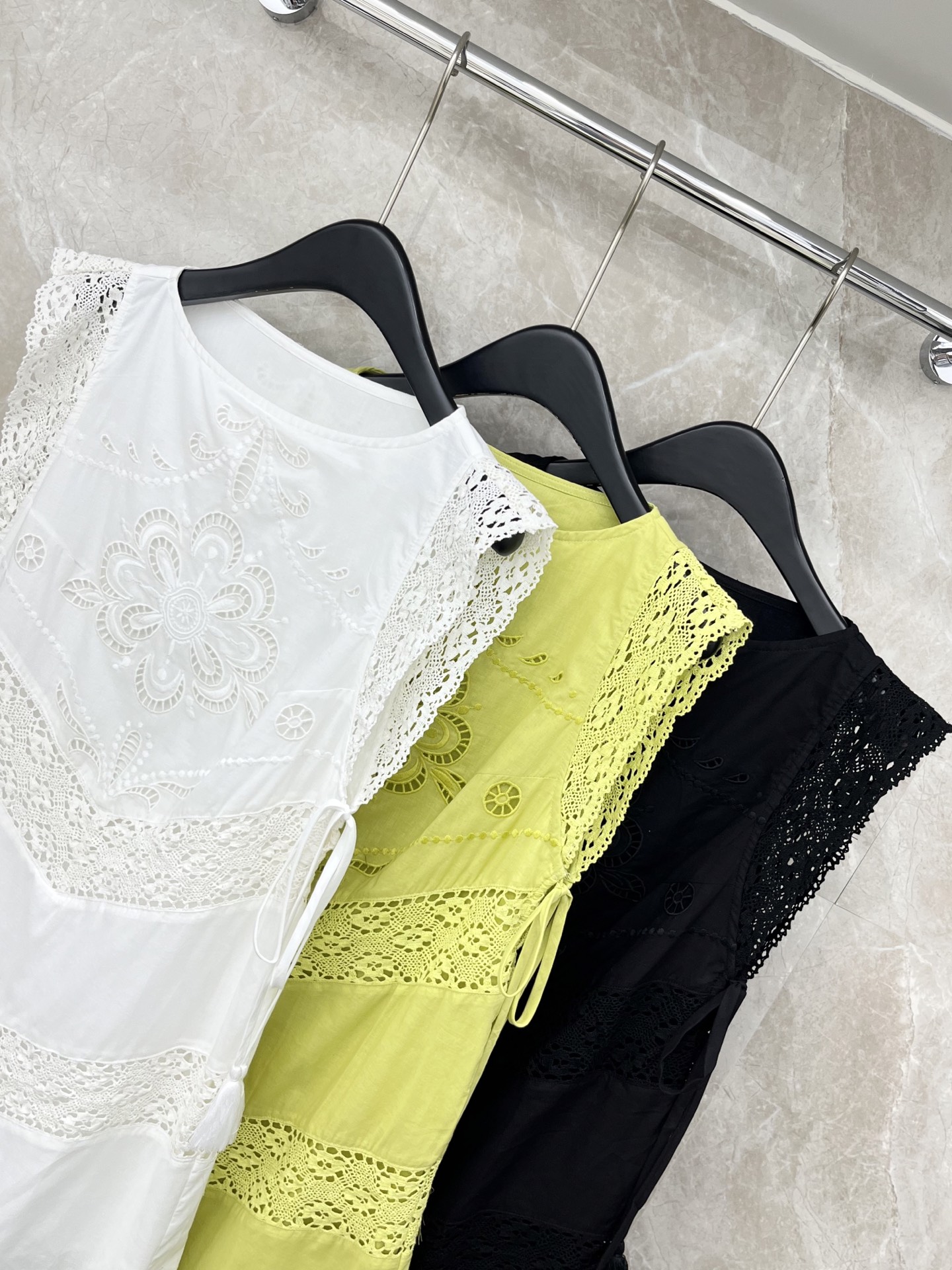 🛒𝐍𝐄𝐖 · 𝟐𝟎𝟐6/爆款现货原单品质 小众*｜2026新品水溶绣花拼接蕾丝连衣裙坎肩设计 精致刺绣，