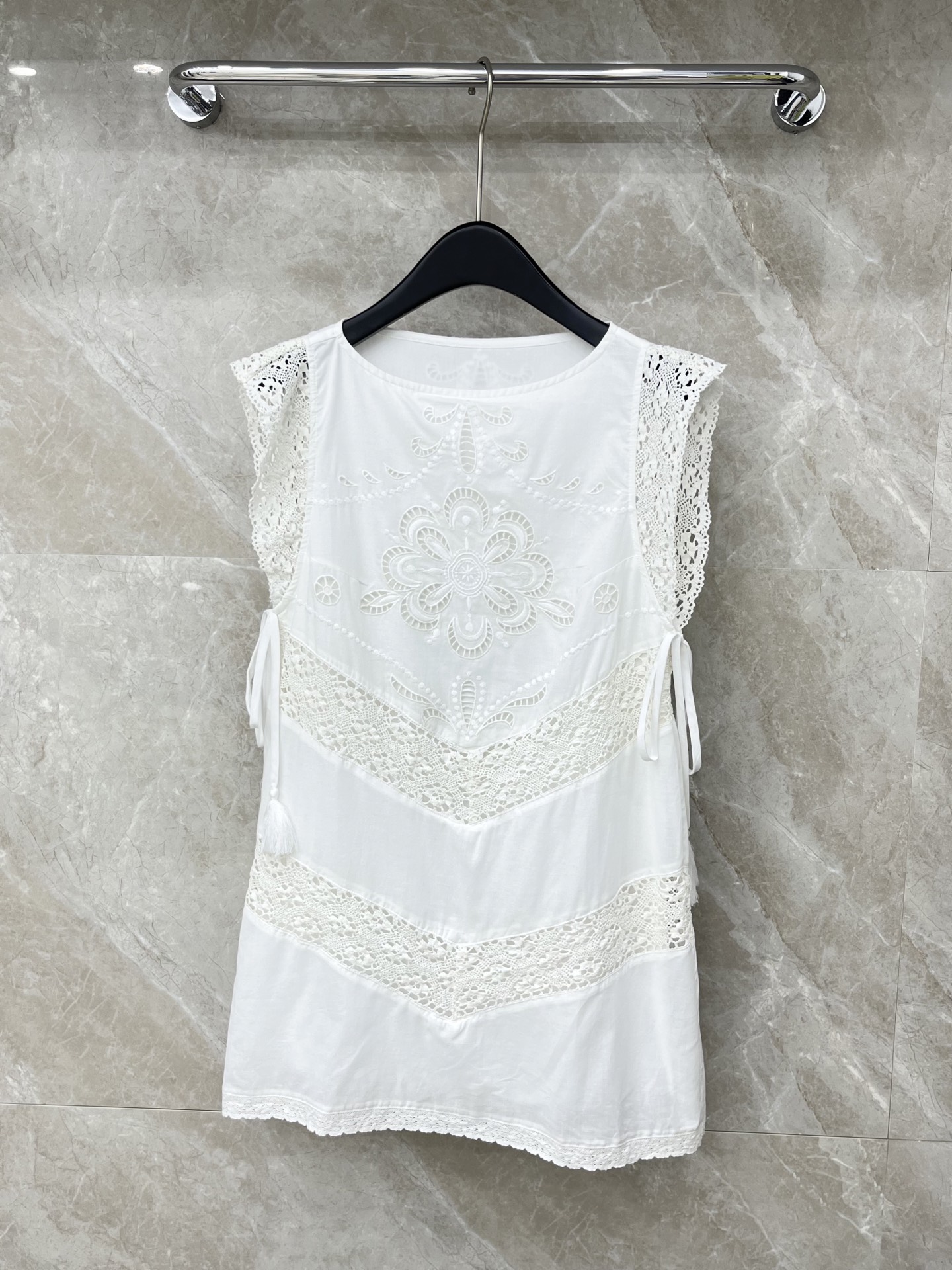 🛒𝐍𝐄𝐖 · 𝟐𝟎𝟐6/爆款现货原单品质 小众*｜2026新品水溶绣花拼接蕾丝连衣裙坎肩设计 精致刺绣，