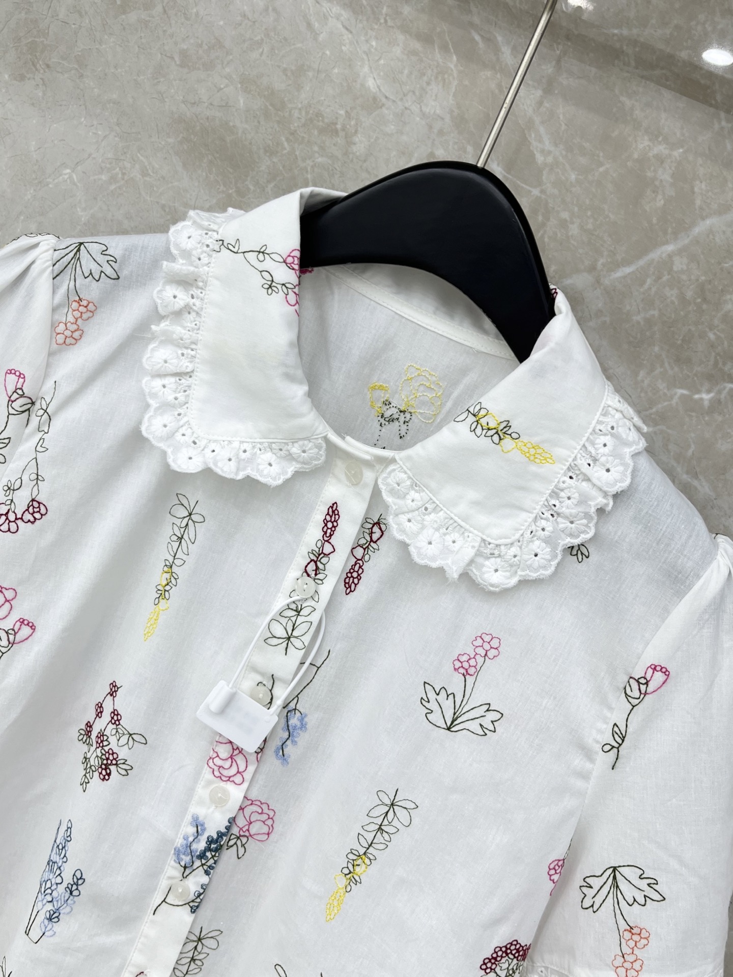 🛒𝐍𝐄𝐖 · 𝟐𝟎𝟐6/爆款现货原单品质 小众*｜2026新品水溶绣花拼接刺绣衬衫娃娃领设计 精致刺绣，