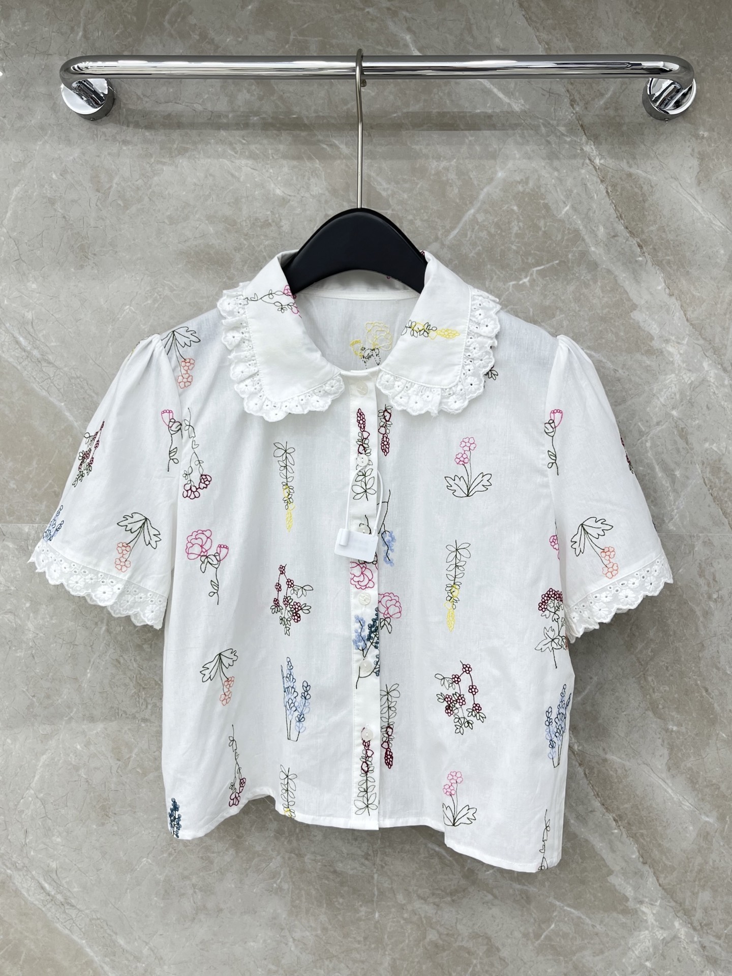 🛒𝐍𝐄𝐖 · 𝟐𝟎𝟐6/爆款现货原单品质 小众*｜2026新品水溶绣花拼接刺绣衬衫娃娃领设计 精致刺绣，