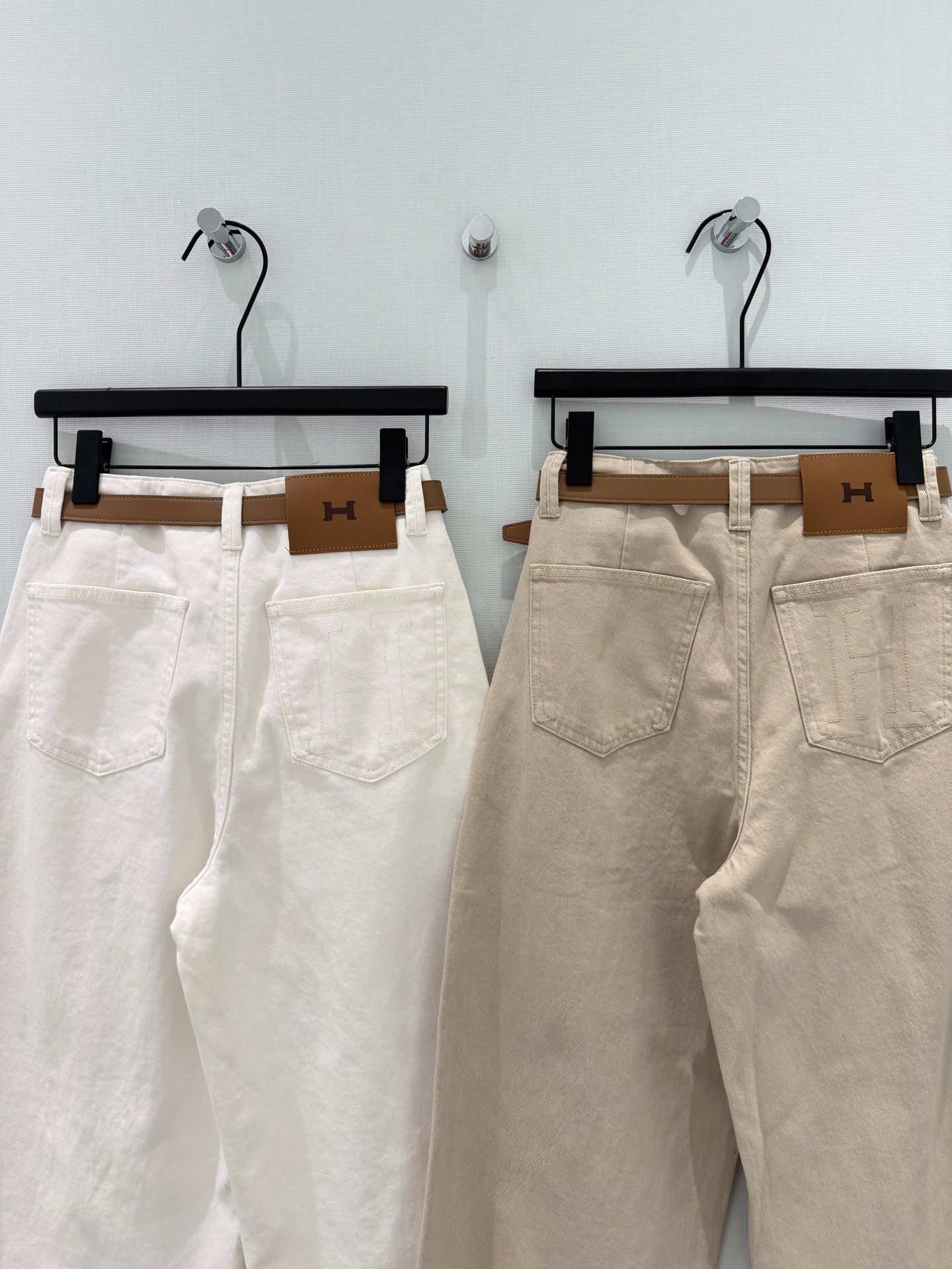 🛒𝐍𝐄𝐖 · 𝟐𝟎𝟐6/爆款现货【早春新款】原创｜定制微镰刺绣牛仔裤采用高端定制面料，牛仔穿起来非常舒适