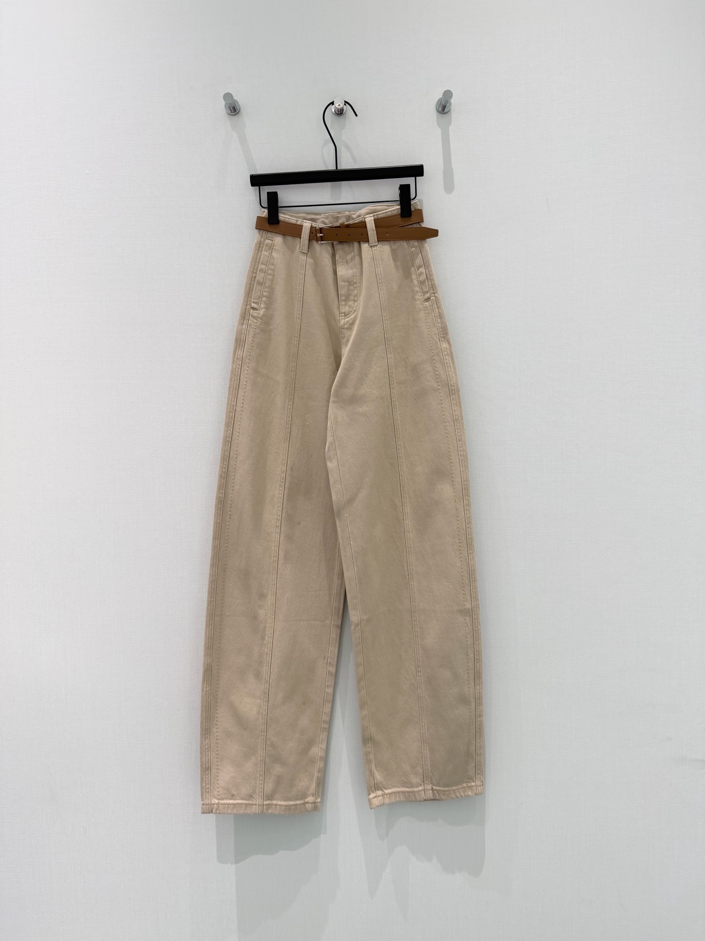 🛒𝐍𝐄𝐖 · 𝟐𝟎𝟐6/爆款现货【早春新款】原创｜定制微镰刺绣牛仔裤采用高端定制面料，牛仔穿起来非常舒适