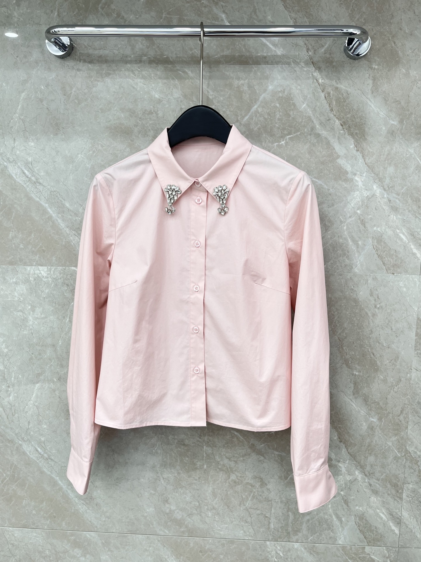 🛒𝐍𝐄𝐖 · 𝟐𝟎𝟐6/爆款现货原单品质 小众*｜2026新品长袖法式衬衫翻领订钻设计 高级肌理细腻 极