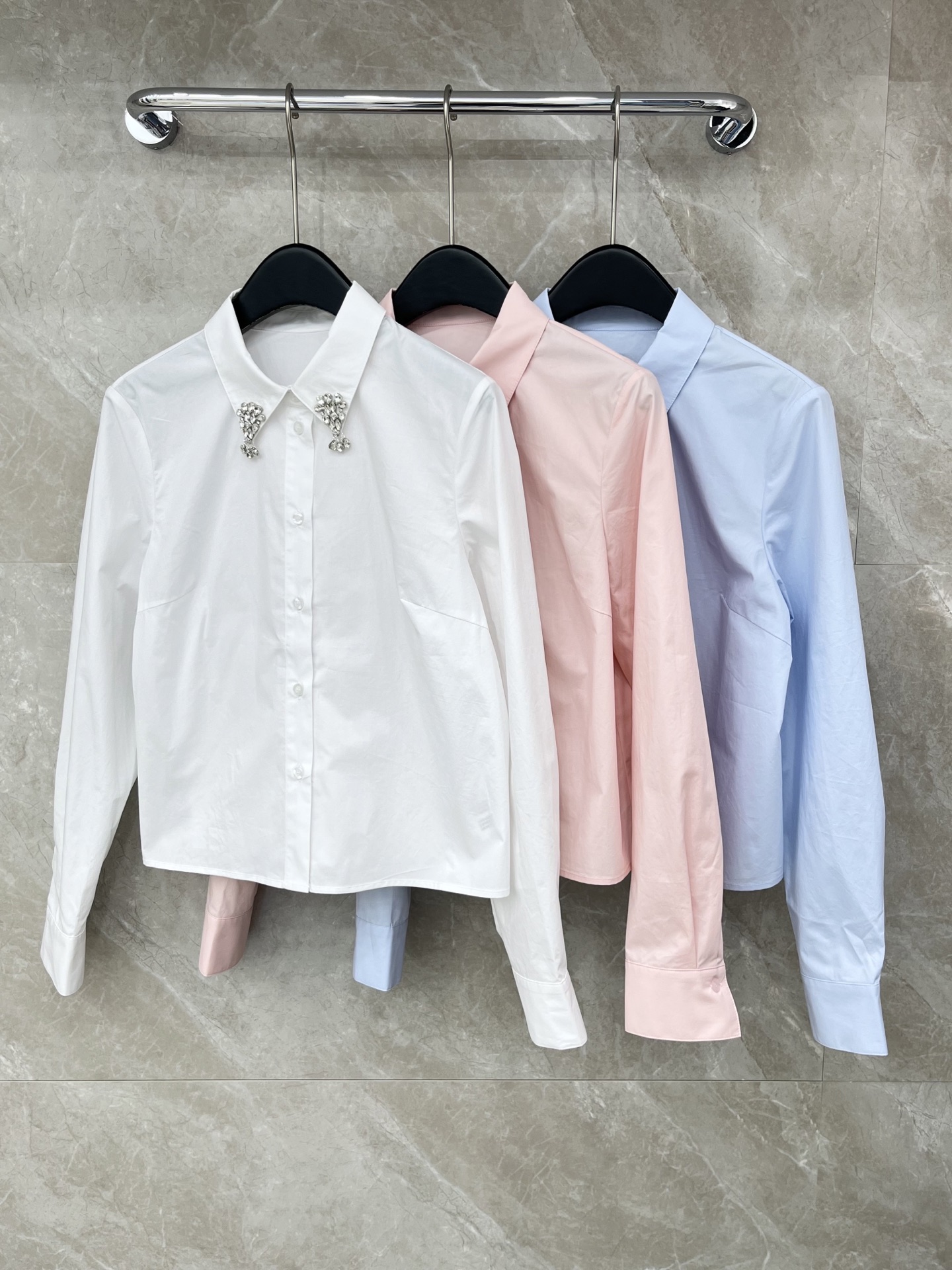 🛒𝐍𝐄𝐖 · 𝟐𝟎𝟐6/爆款现货原单品质 小众*｜2026新品长袖法式衬衫翻领订钻设计 高级肌理细腻 极