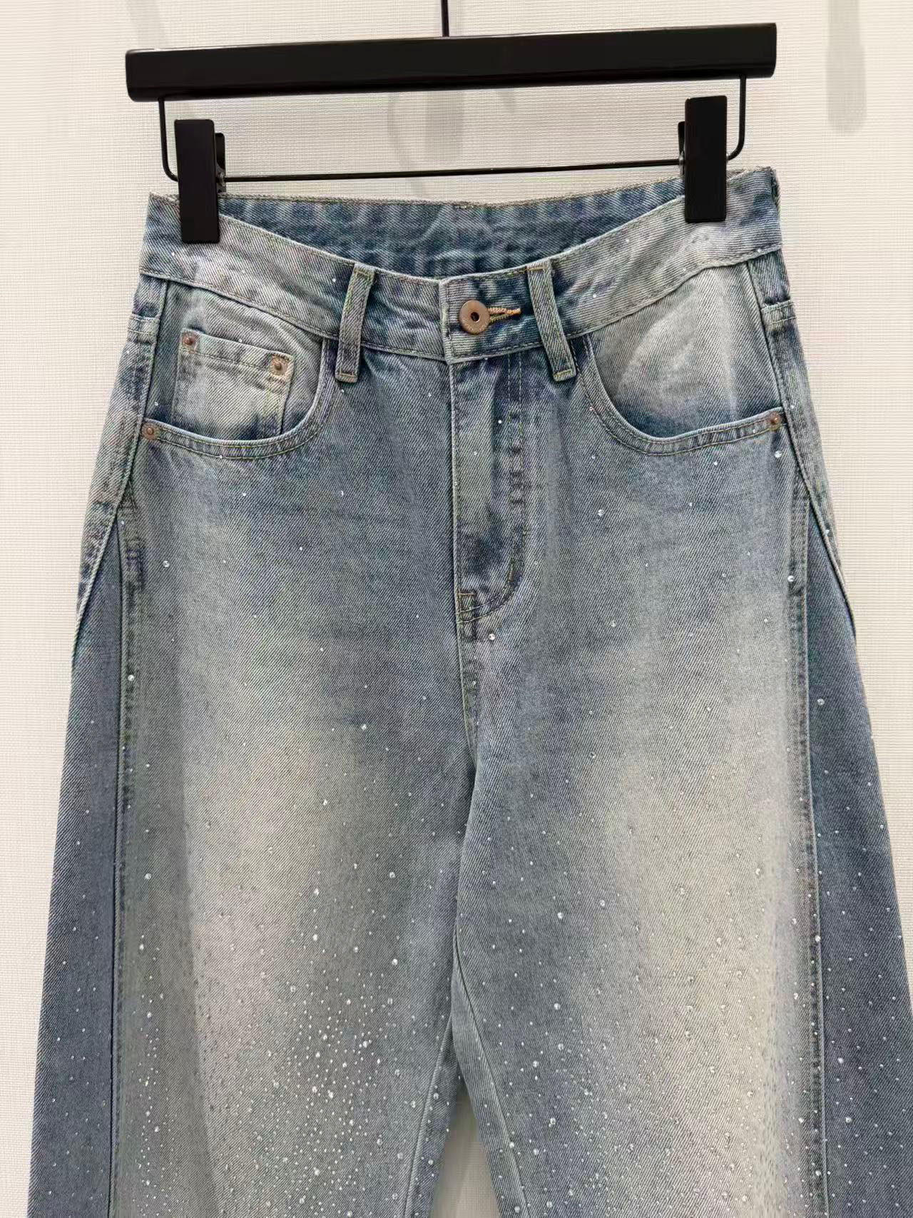 🛒𝐍𝐄𝐖 · 𝟐𝟎𝟐6/爆款现货原创 设计师｜烫钻拼接镰刀牛仔裤采用高端定制面料，牛仔穿起来非常舒适，常