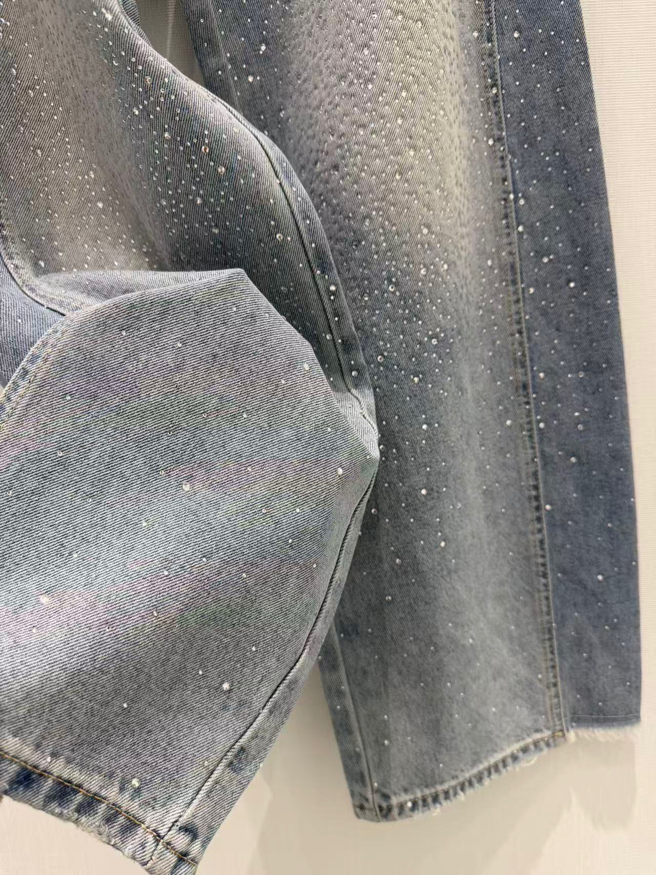 🛒𝐍𝐄𝐖 · 𝟐𝟎𝟐6/爆款现货原创 设计师｜烫钻拼接镰刀牛仔裤采用高端定制面料，牛仔穿起来非常舒适，常