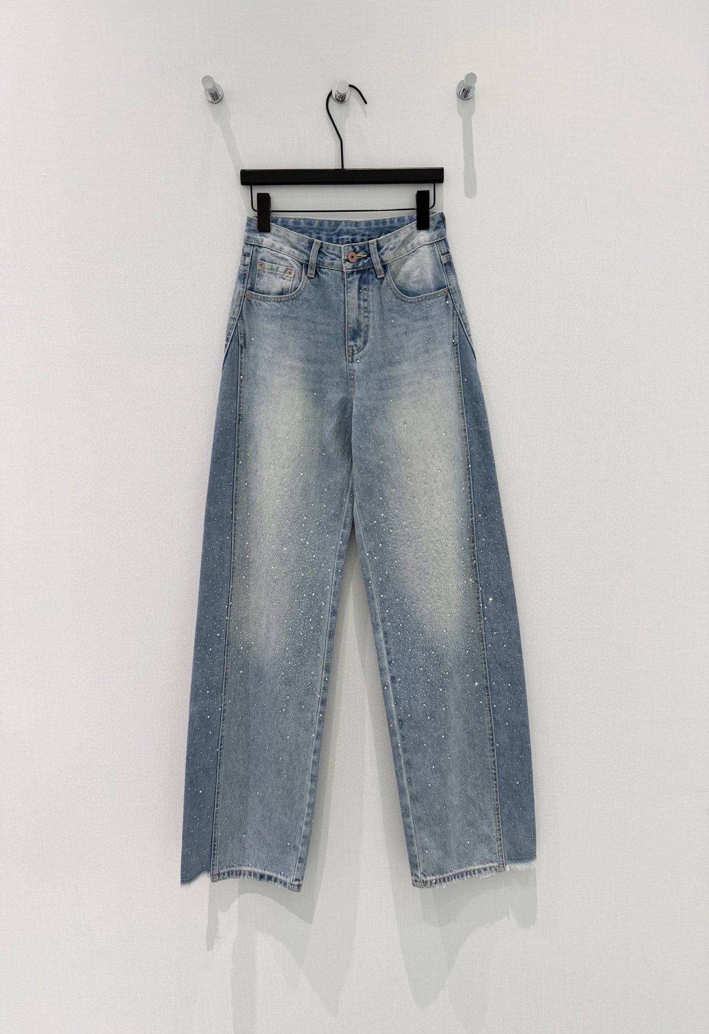 🛒𝐍𝐄𝐖 · 𝟐𝟎𝟐6/爆款现货原创 设计师｜烫钻拼接镰刀牛仔裤采用高端定制面料，牛仔穿起来非常舒适，常