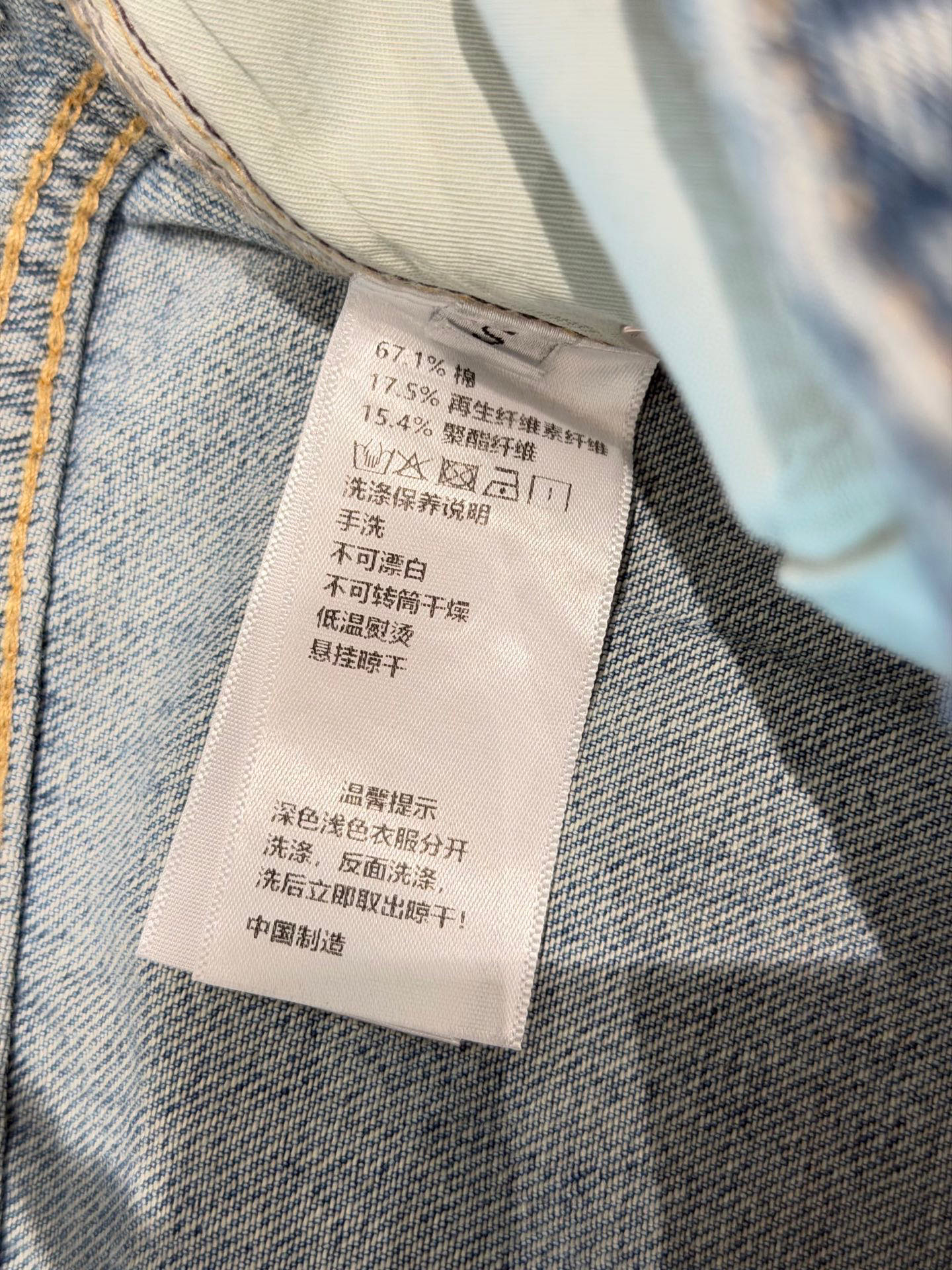 🛒𝐍𝐄𝐖 · 𝟐𝟎𝟐6/爆款现货原创 设计师｜烫钻拼接镰刀牛仔裤采用高端定制面料，牛仔穿起来非常舒适，常