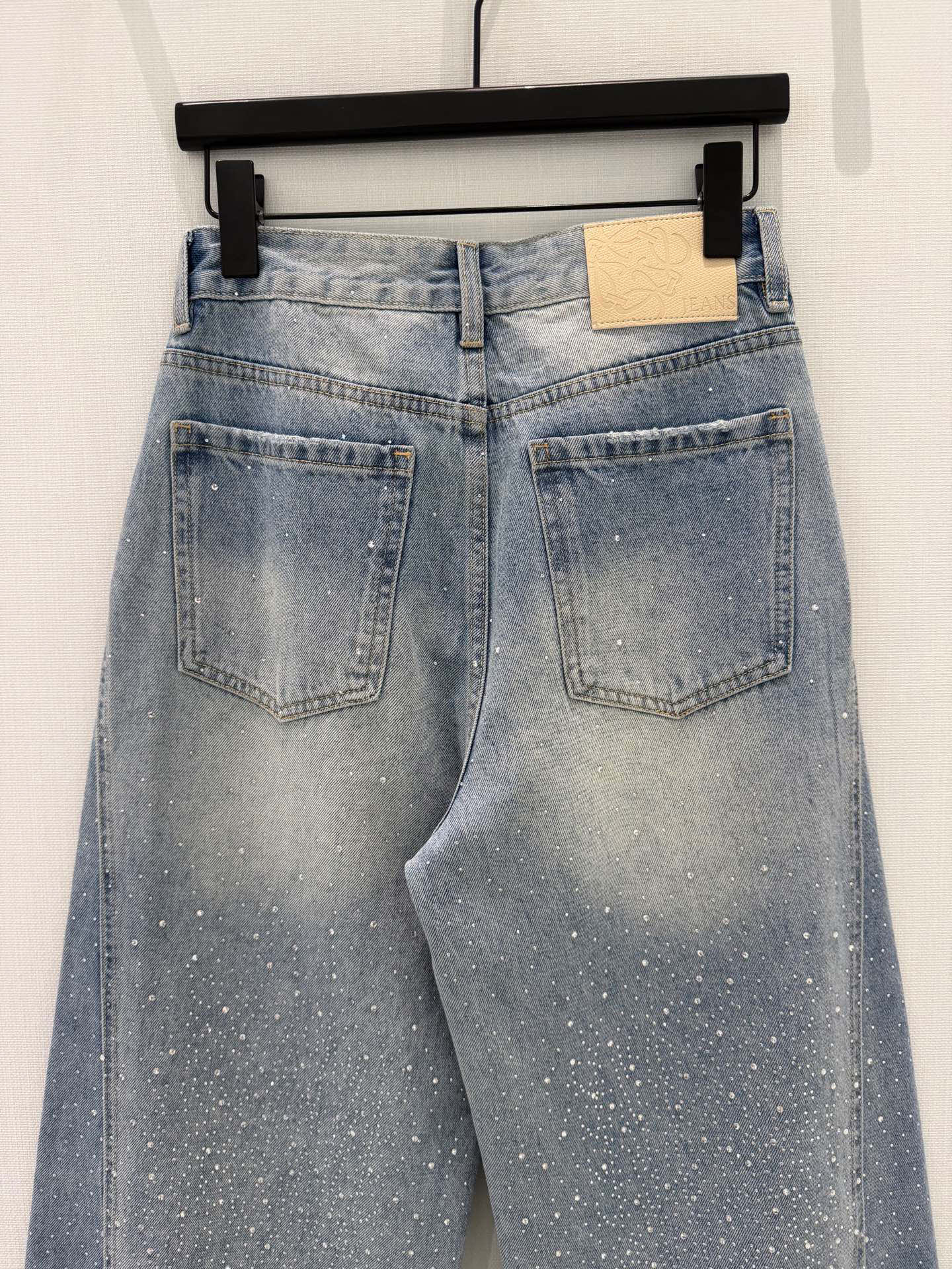 🛒𝐍𝐄𝐖 · 𝟐𝟎𝟐6/爆款现货原创 设计师｜烫钻拼接镰刀牛仔裤采用高端定制面料，牛仔穿起来非常舒适，常