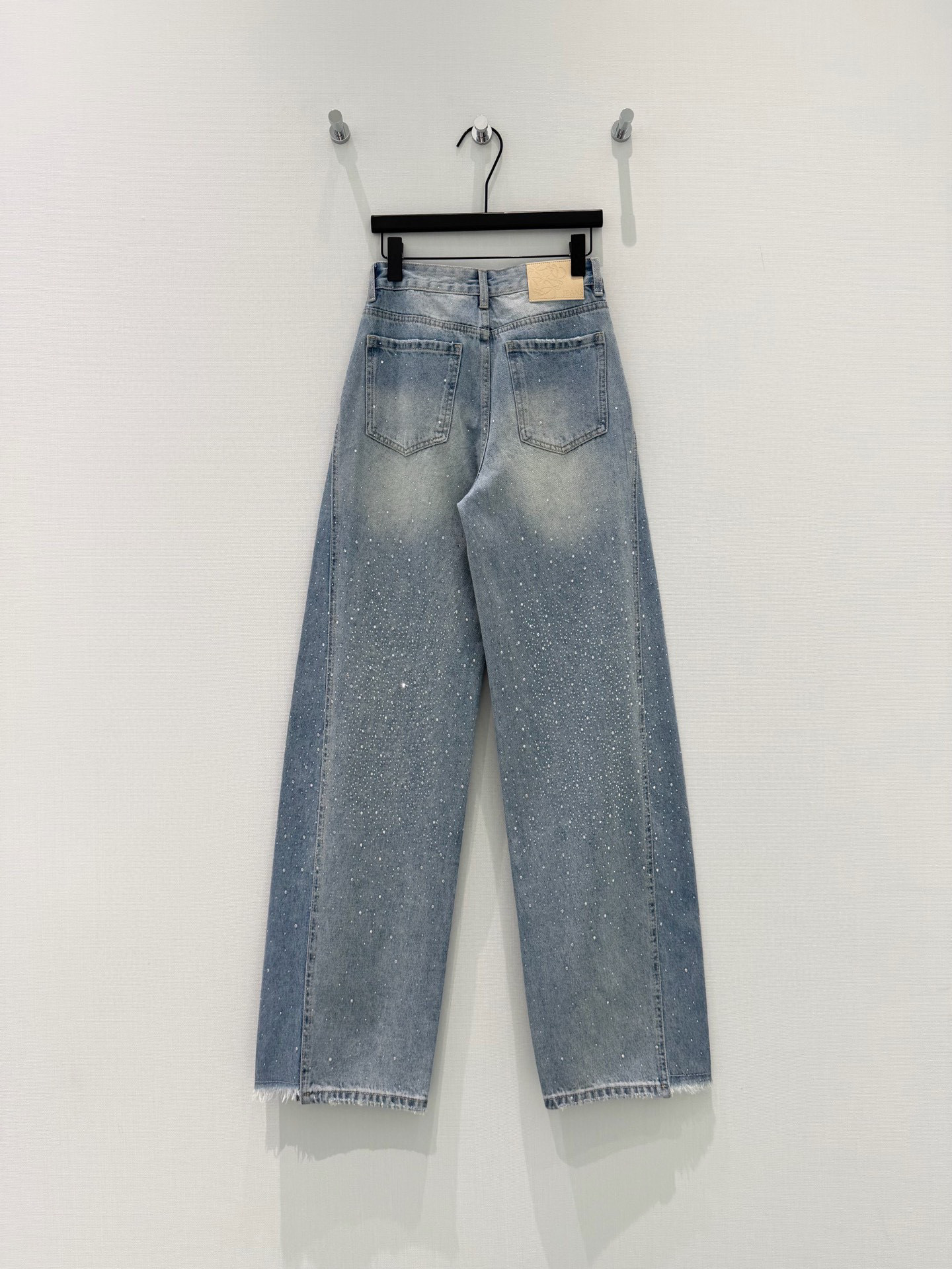 🛒𝐍𝐄𝐖 · 𝟐𝟎𝟐6/爆款现货原创 设计师｜烫钻拼接镰刀牛仔裤采用高端定制面料，牛仔穿起来非常舒适，常
