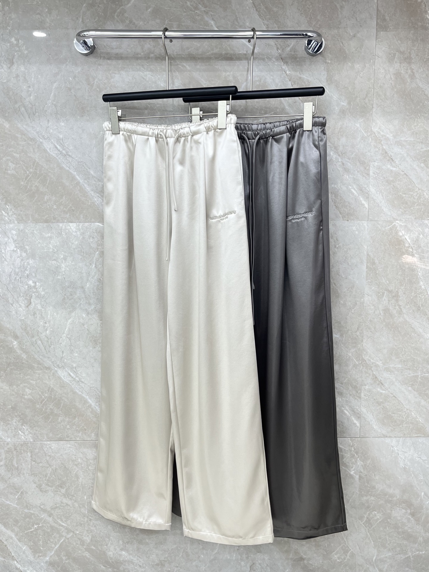 🛒𝐍𝐄𝐖 · 𝟐𝟎𝟐6/爆款现货设计师 Alex*｜26新款刺绣字母休闲裤颜色百搭高级 尽显高级随意感 