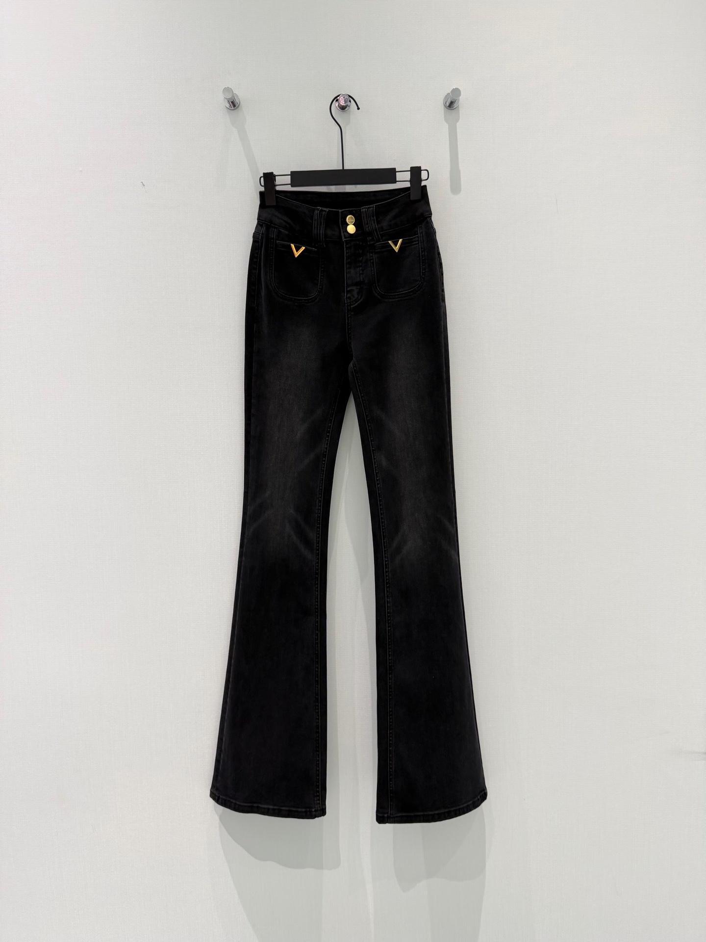 🛒𝐍𝐄𝐖 · 𝟐𝟎𝟐6/爆款现货【早春新款】原创｜双口袋V字微喇牛仔裤采用高端定制面料，牛仔穿起来非常舒