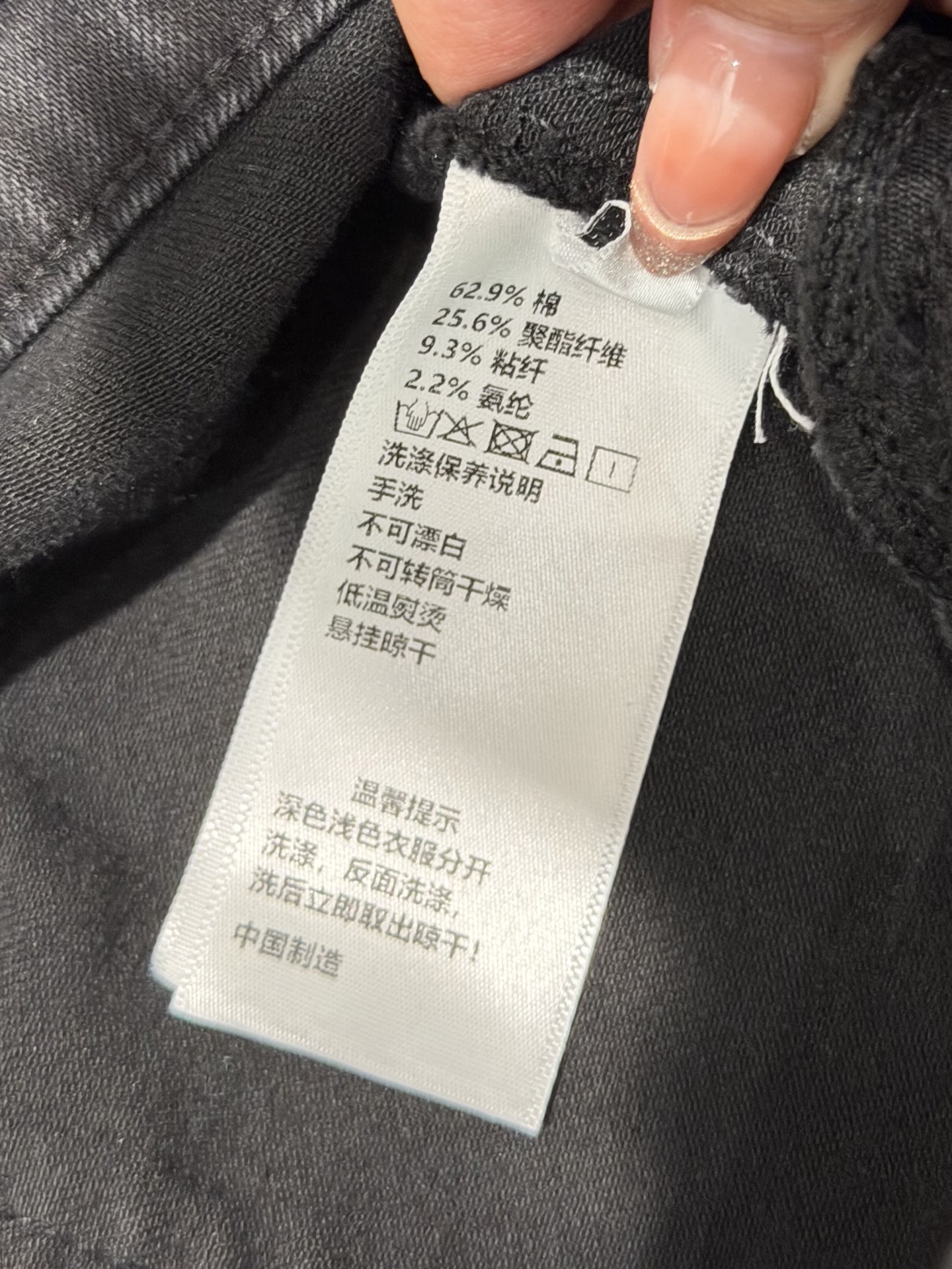 🛒𝐍𝐄𝐖 · 𝟐𝟎𝟐6/爆款现货【早春新款】原创｜双口袋V字微喇牛仔裤采用高端定制面料，牛仔穿起来非常舒