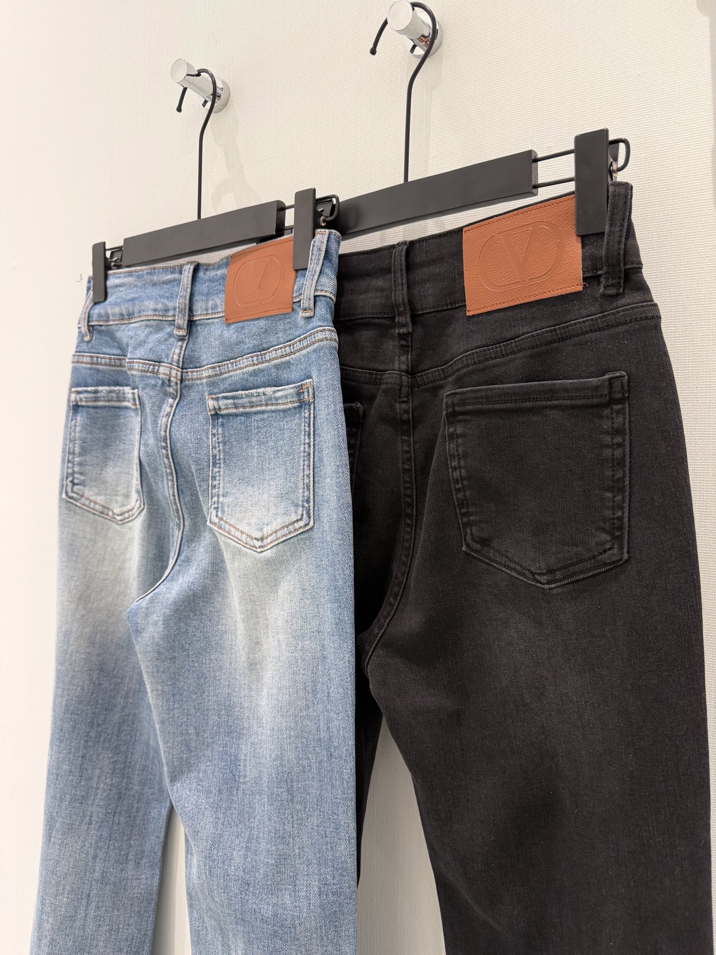 🛒𝐍𝐄𝐖 · 𝟐𝟎𝟐6/爆款现货【早春新款】原创｜双口袋V字微喇牛仔裤采用高端定制面料，牛仔穿起来非常舒