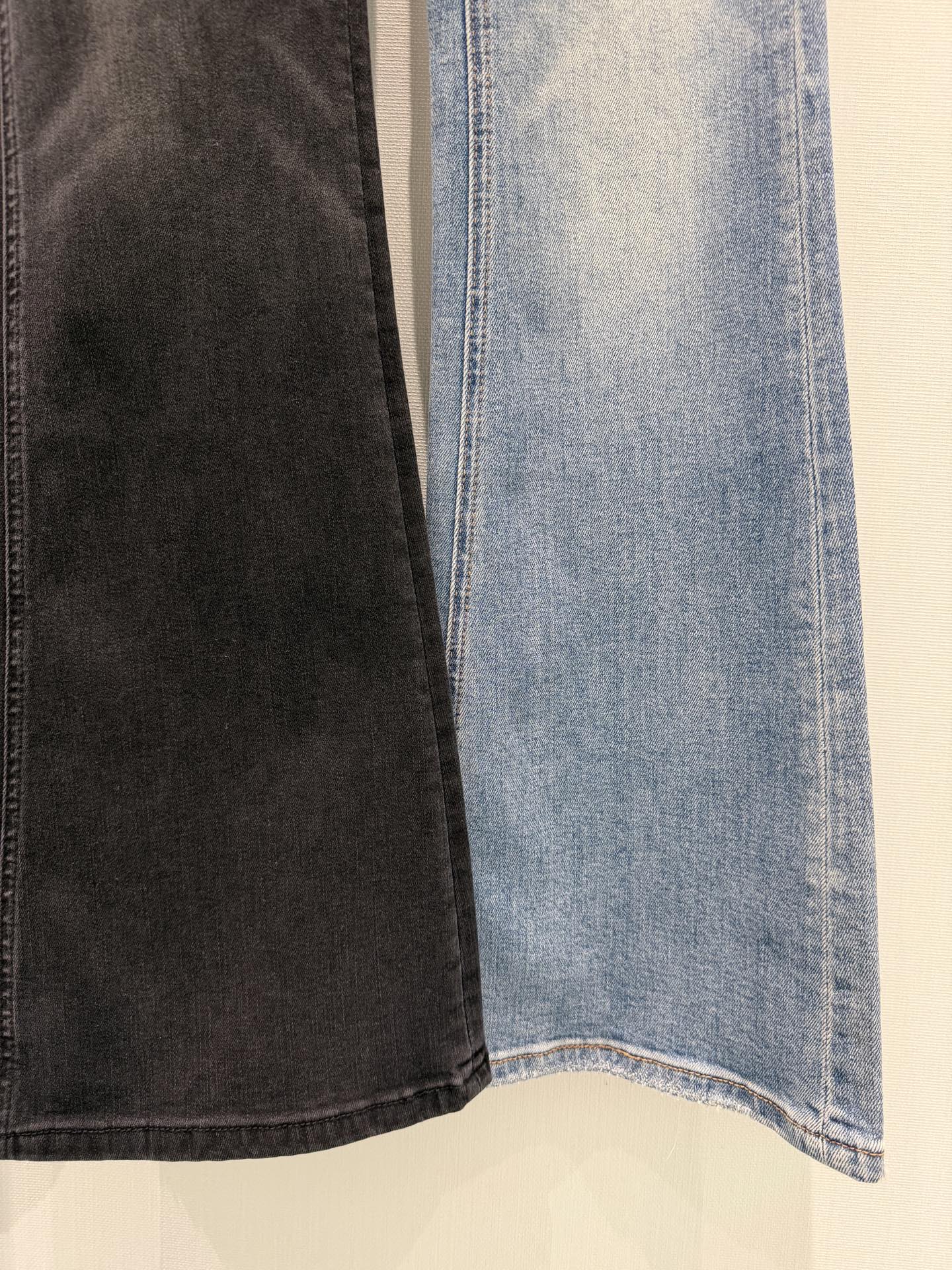 🛒𝐍𝐄𝐖 · 𝟐𝟎𝟐6/爆款现货【早春新款】原创｜双口袋V字微喇牛仔裤采用高端定制面料，牛仔穿起来非常舒