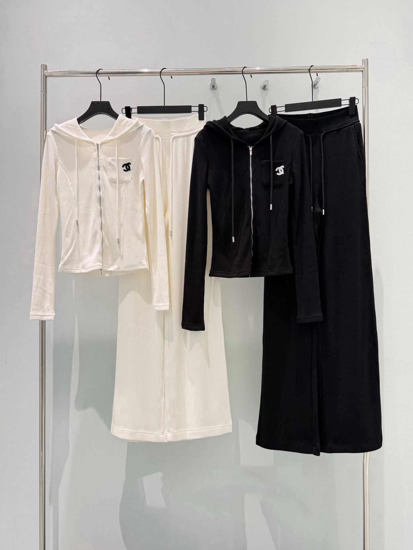 🛒𝐍𝐄𝐖 · 𝟐𝟎𝟐6/爆款现货设计师 原创｜26早春新品中古风气质套装！高端定制拉链带帽外套，搭配松紧