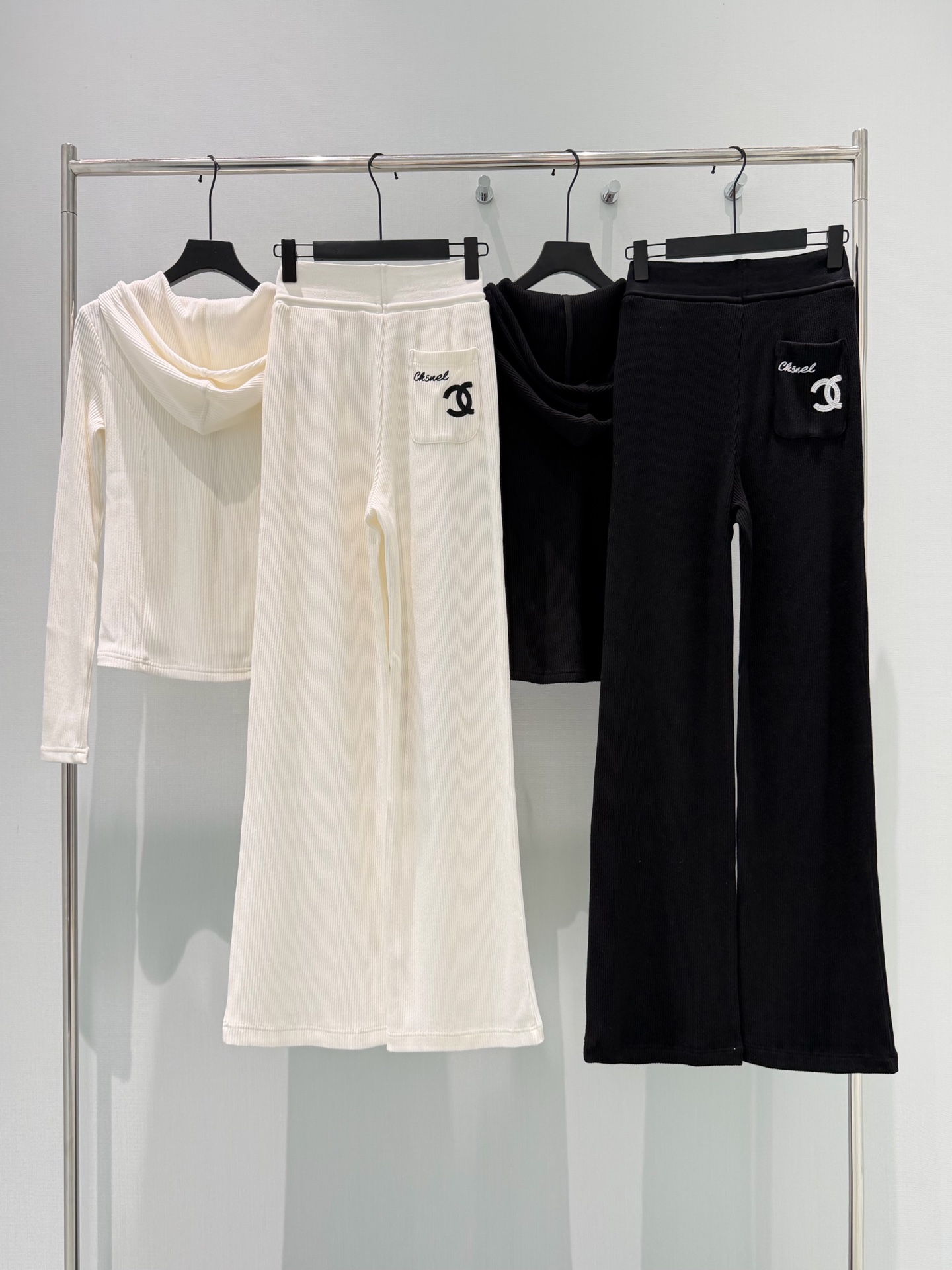 🛒𝐍𝐄𝐖 · 𝟐𝟎𝟐6/爆款现货设计师 原创｜26早春新品中古风气质套装！高端定制拉链带帽外套，搭配松紧