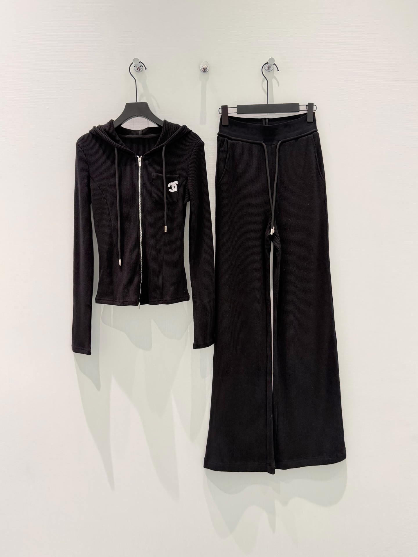 🛒𝐍𝐄𝐖 · 𝟐𝟎𝟐6/爆款现货设计师 原创｜26早春新品中古风气质套装！高端定制拉链带帽外套，搭配松紧