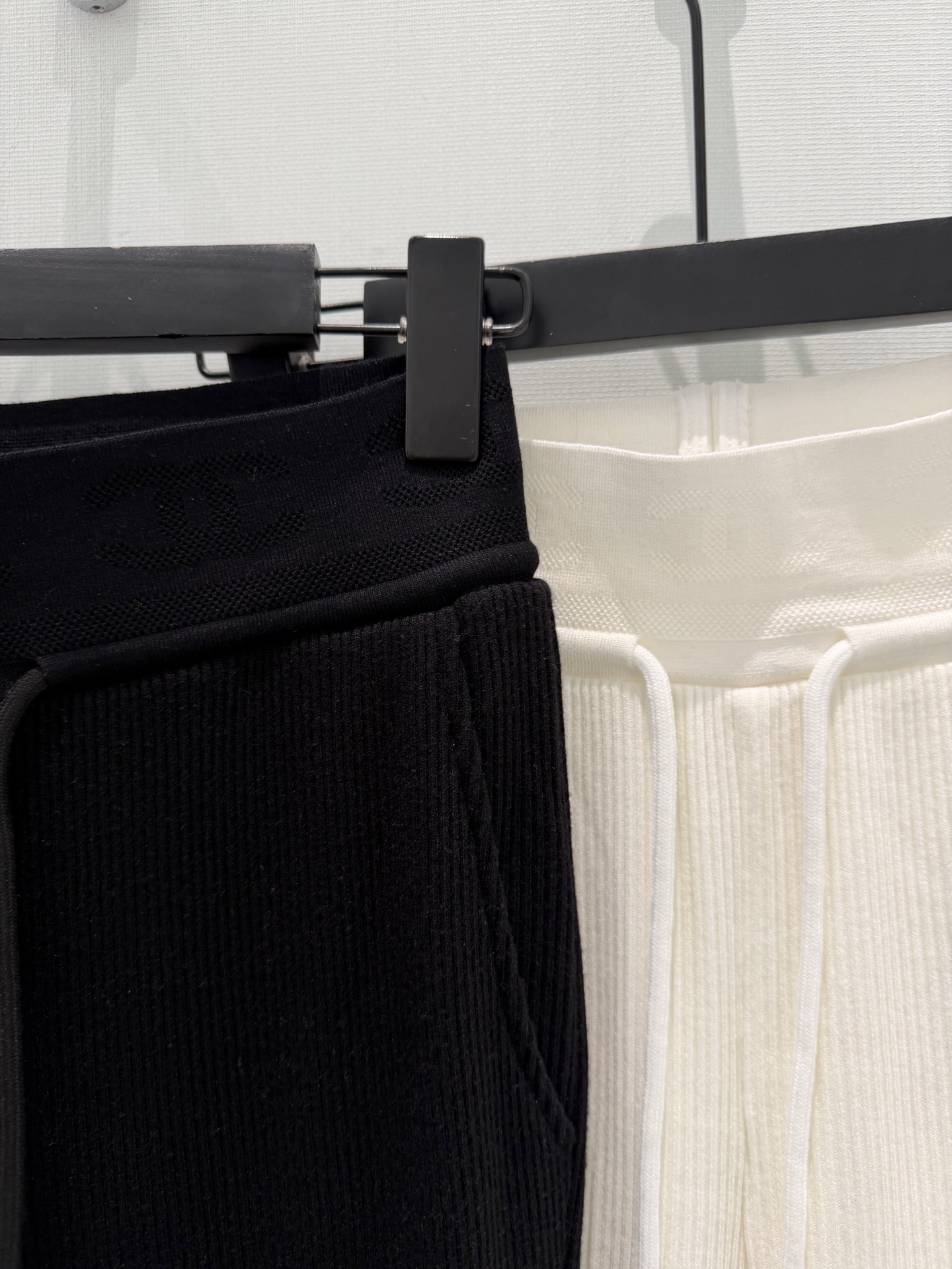 🛒𝐍𝐄𝐖 · 𝟐𝟎𝟐6/爆款现货设计师 原创｜26早春新品中古风气质套装！高端定制拉链带帽外套，搭配松紧