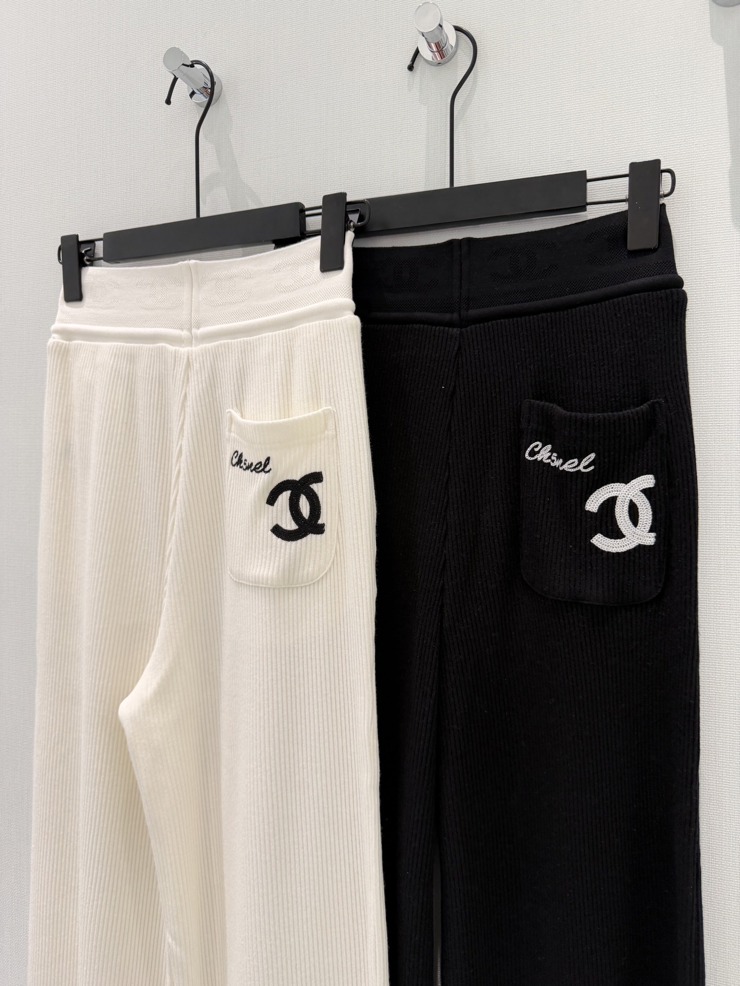 🛒𝐍𝐄𝐖 · 𝟐𝟎𝟐6/爆款现货设计师 原创｜26早春新品中古风气质套装！高端定制拉链带帽外套，搭配松紧