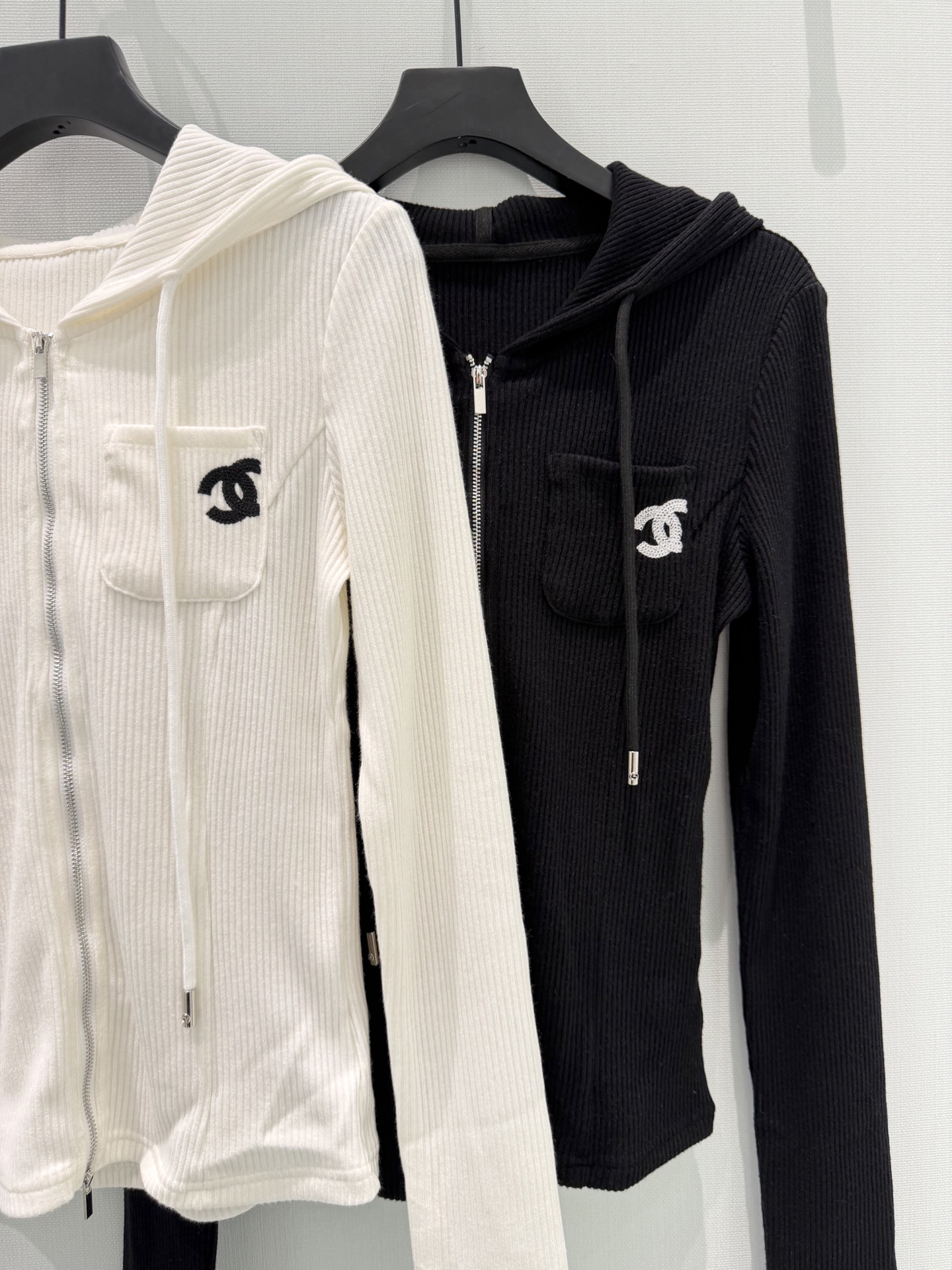 🛒𝐍𝐄𝐖 · 𝟐𝟎𝟐6/爆款现货设计师 原创｜26早春新品中古风气质套装！高端定制拉链带帽外套，搭配松紧