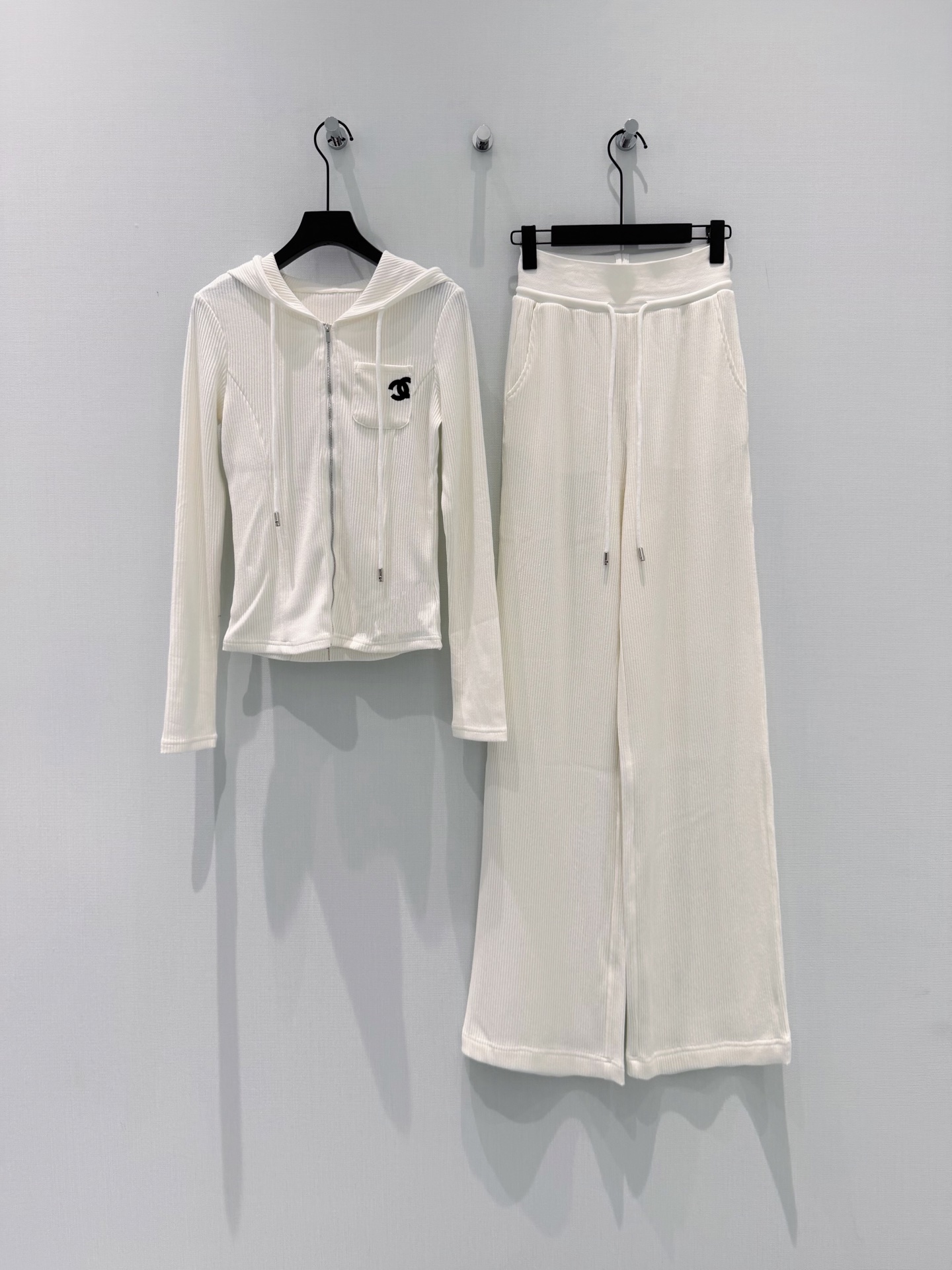 🛒𝐍𝐄𝐖 · 𝟐𝟎𝟐6/爆款现货设计师 原创｜26早春新品中古风气质套装！高端定制拉链带帽外套，搭配松紧