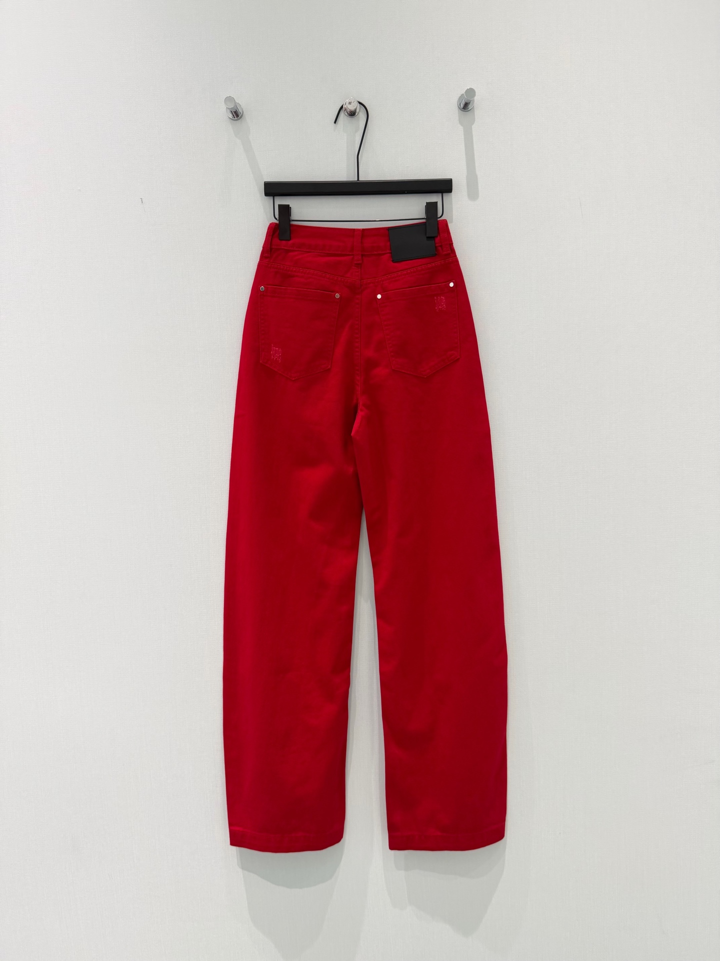 🛒𝐍𝐄𝐖 · 𝟐𝟎𝟐6/爆款现货设计师 Loe*｜斜扣搞怪设计镰刀牛仔裤采用天丝棉定制面料，牛仔穿起来非