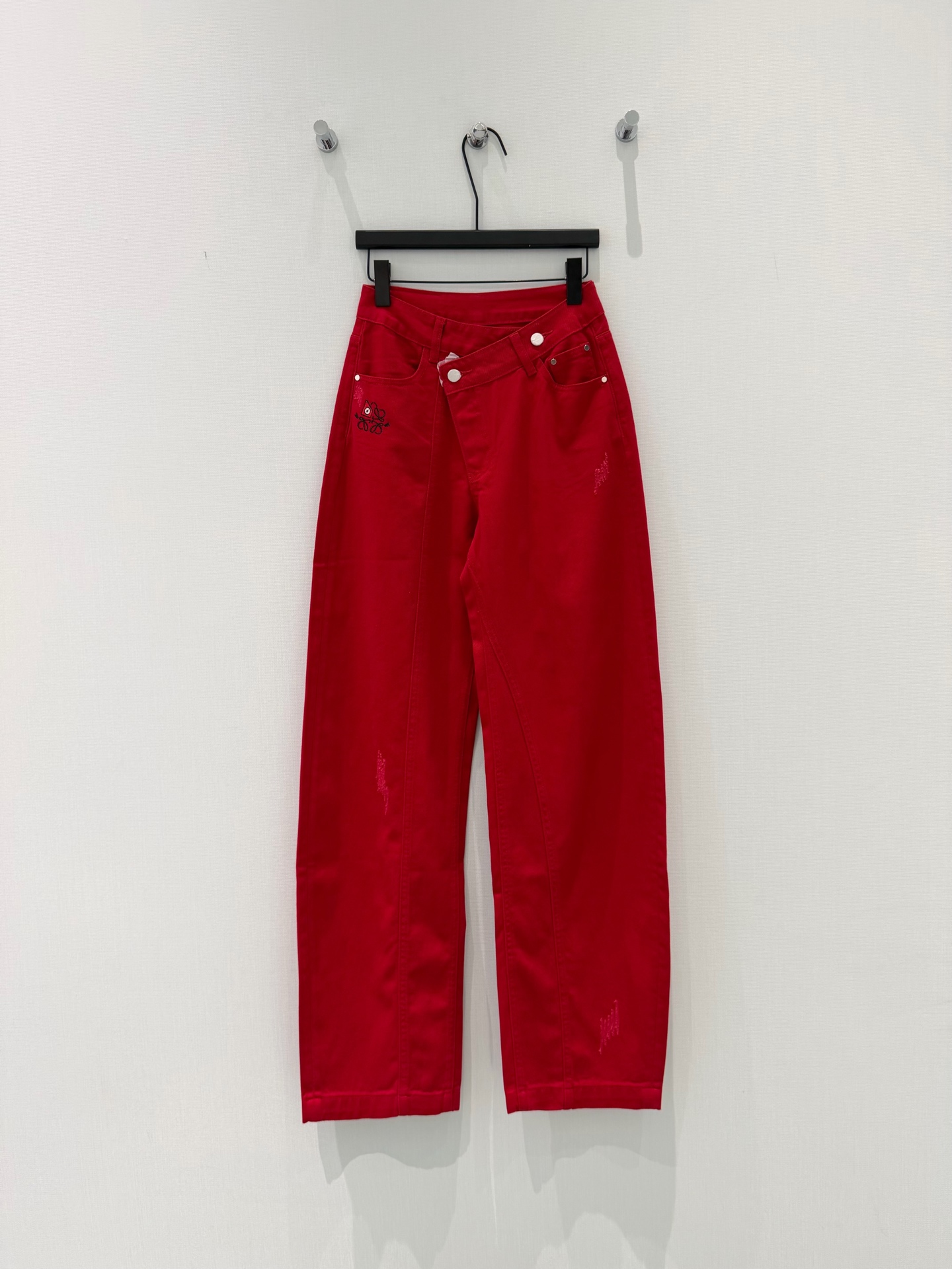 🛒𝐍𝐄𝐖 · 𝟐𝟎𝟐6/爆款现货设计师 Loe*｜斜扣搞怪设计镰刀牛仔裤采用天丝棉定制面料，牛仔穿起来非