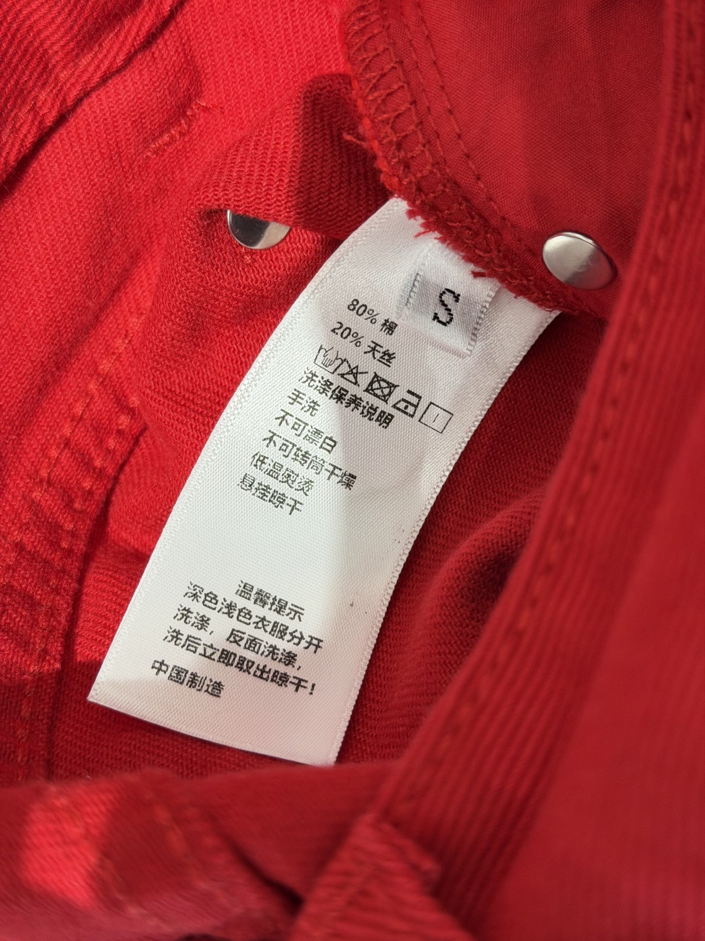 🛒𝐍𝐄𝐖 · 𝟐𝟎𝟐6/爆款现货设计师 Loe*｜斜扣搞怪设计镰刀牛仔裤采用天丝棉定制面料，牛仔穿起来非