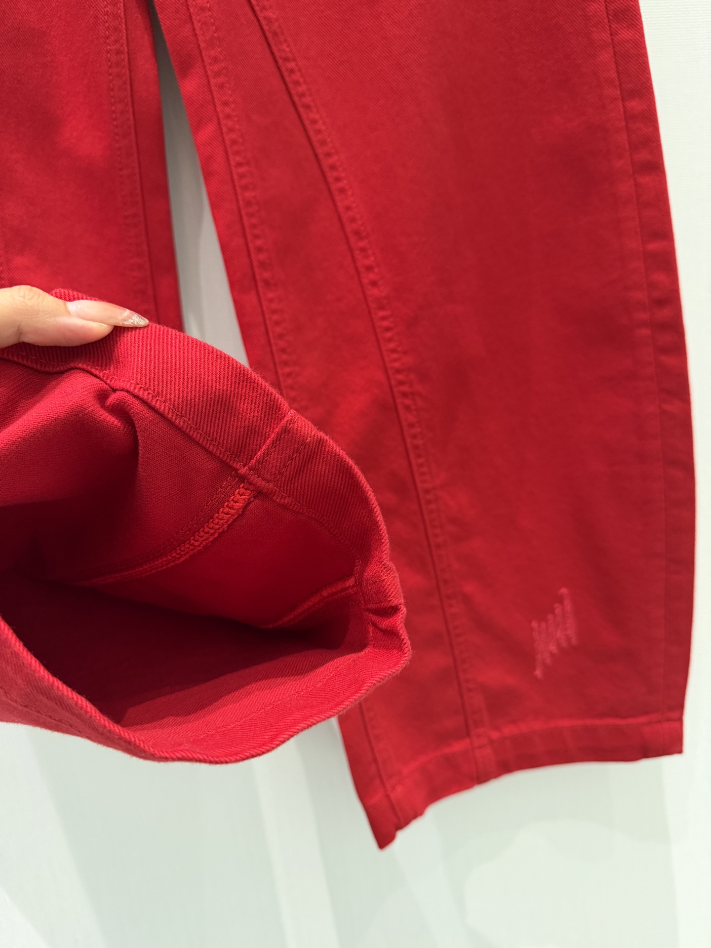 🛒𝐍𝐄𝐖 · 𝟐𝟎𝟐6/爆款现货设计师 Loe*｜斜扣搞怪设计镰刀牛仔裤采用天丝棉定制面料，牛仔穿起来非