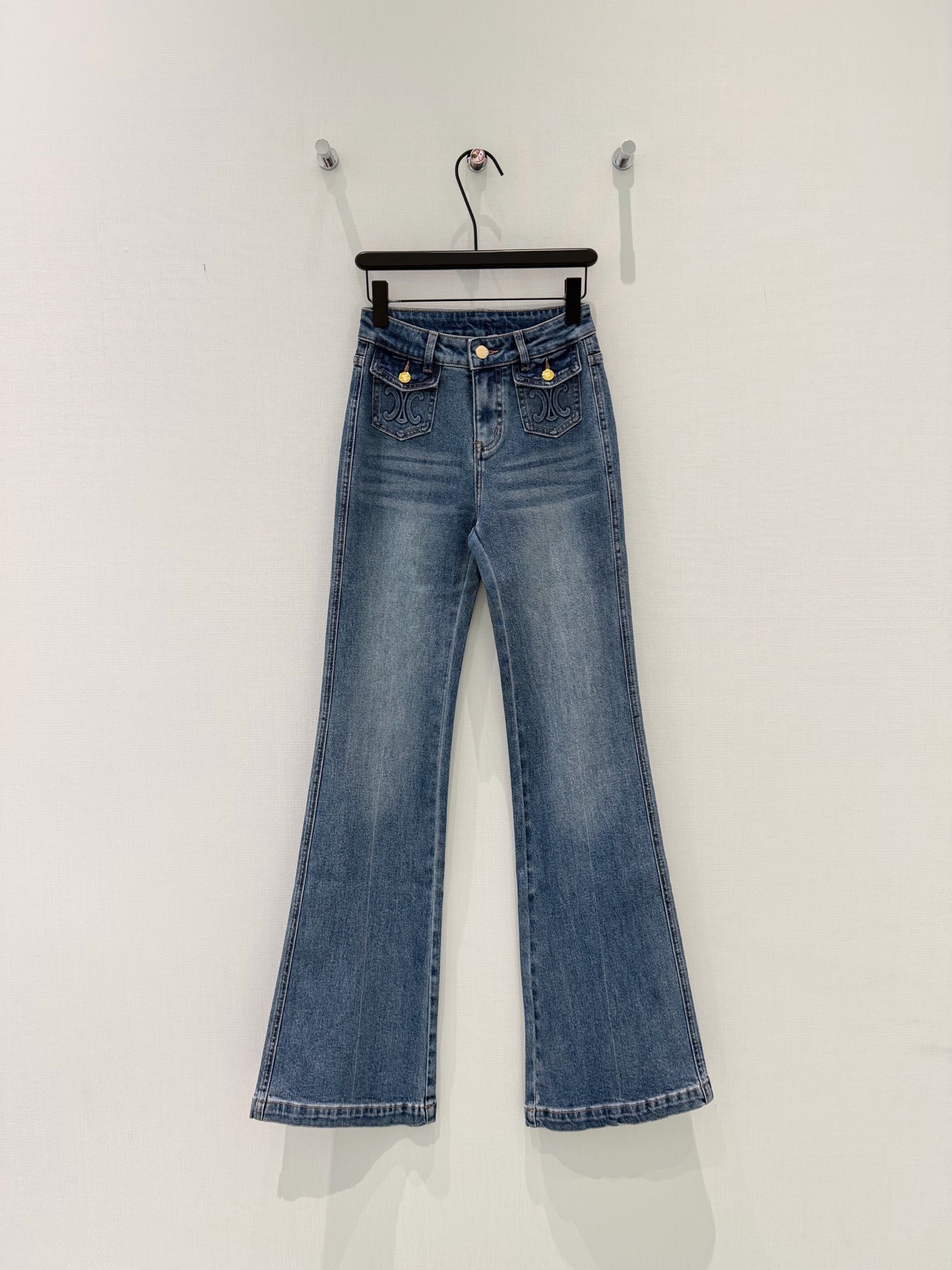 🛒𝐍𝐄𝐖 · 𝟐𝟎𝟐6/爆款现货【早春新款】Celin*｜双口袋压花微喇牛仔裤采用高端定制面料，牛仔穿起