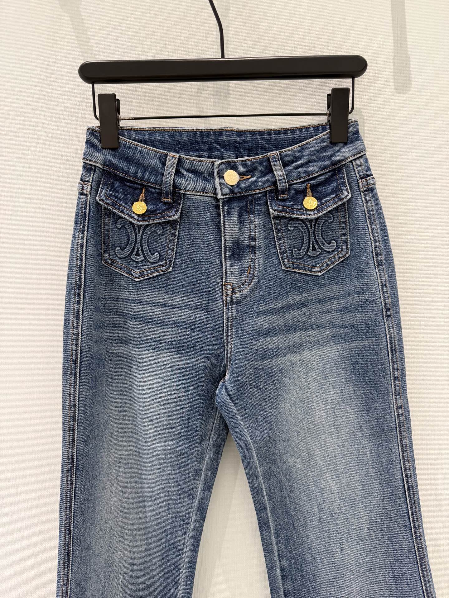 🛒𝐍𝐄𝐖 · 𝟐𝟎𝟐6/爆款现货【早春新款】Celin*｜双口袋压花微喇牛仔裤采用高端定制面料，牛仔穿起