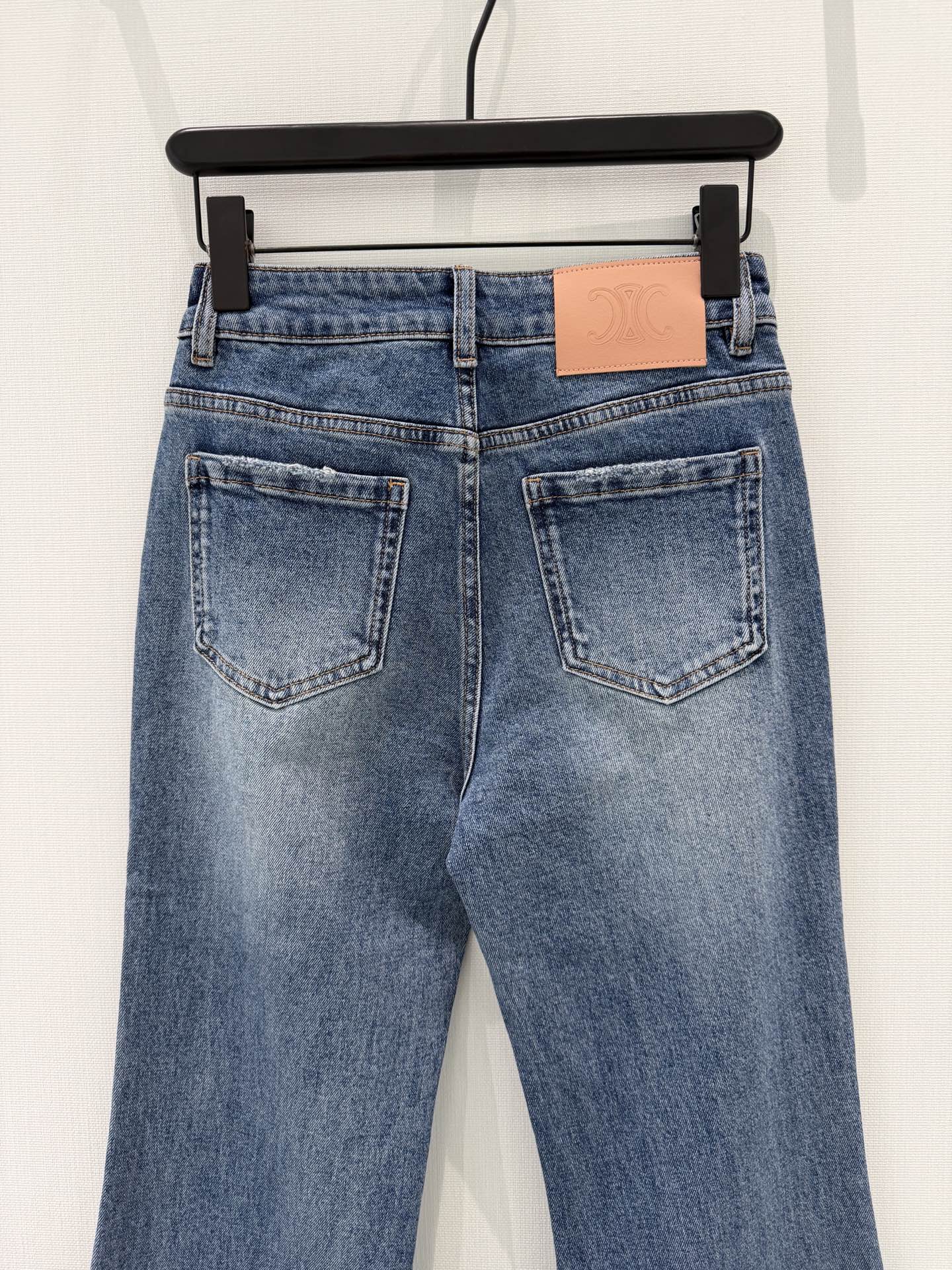 🛒𝐍𝐄𝐖 · 𝟐𝟎𝟐6/爆款现货【早春新款】Celin*｜双口袋压花微喇牛仔裤采用高端定制面料，牛仔穿起