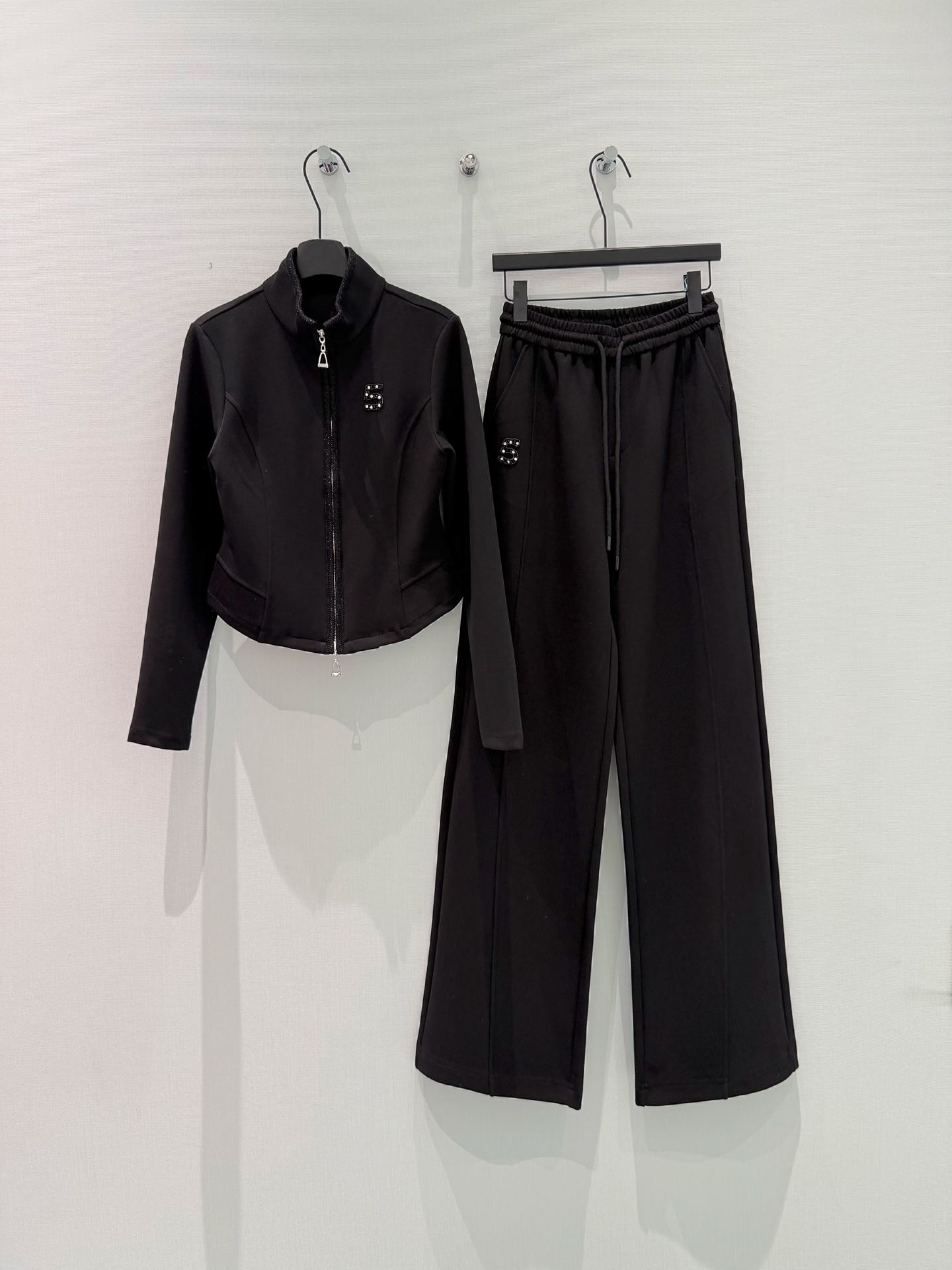 🛒𝐍𝐄𝐖 · 𝟐𝟎𝟐6/爆款现货设计师 原创｜26早春新品小香风撞色套装！高端定制拉链外套，搭配松紧腰长