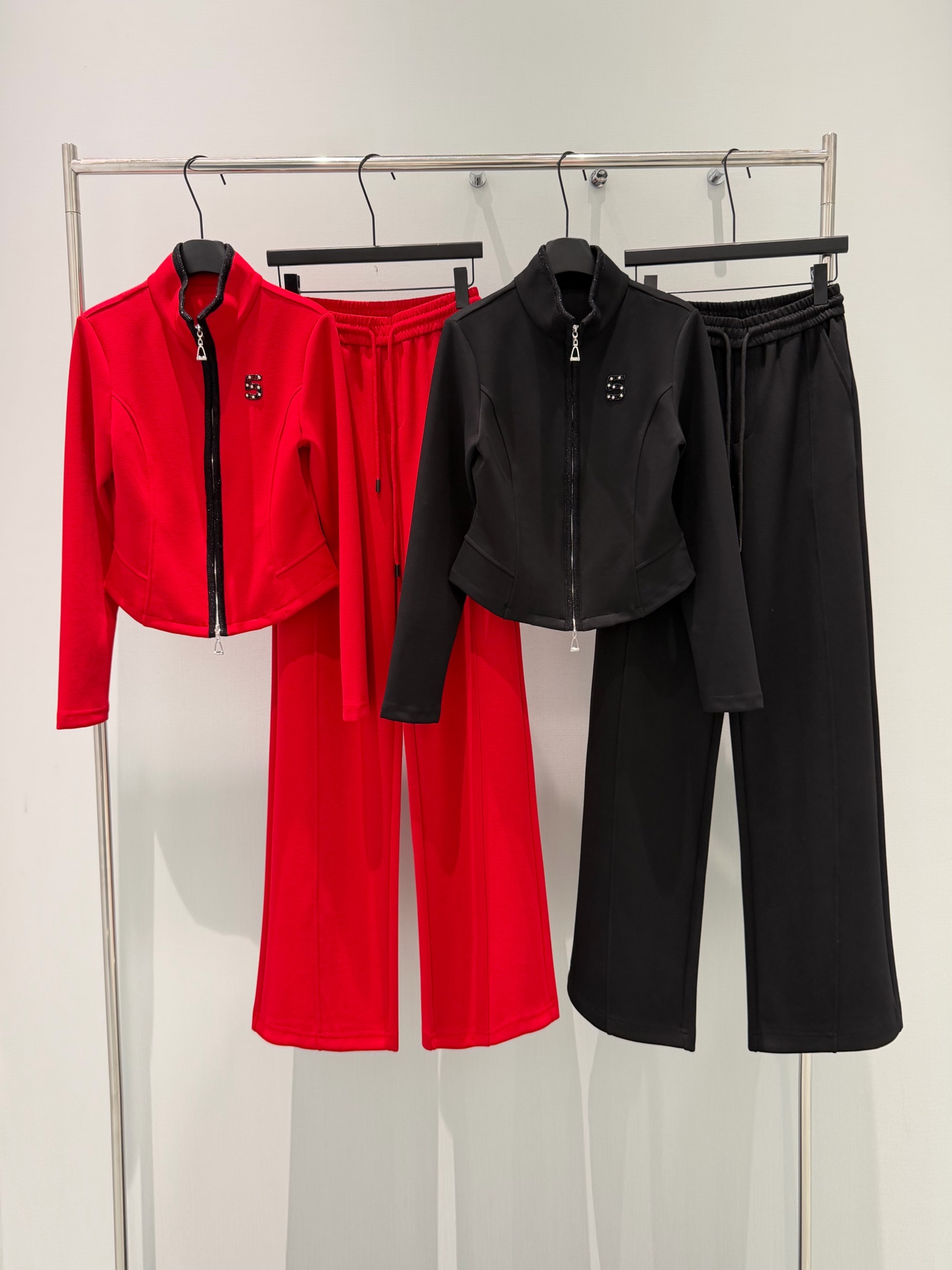 🛒𝐍𝐄𝐖 · 𝟐𝟎𝟐6/爆款现货设计师 原创｜26早春新品小香风撞色套装！高端定制拉链外套，搭配松紧腰长