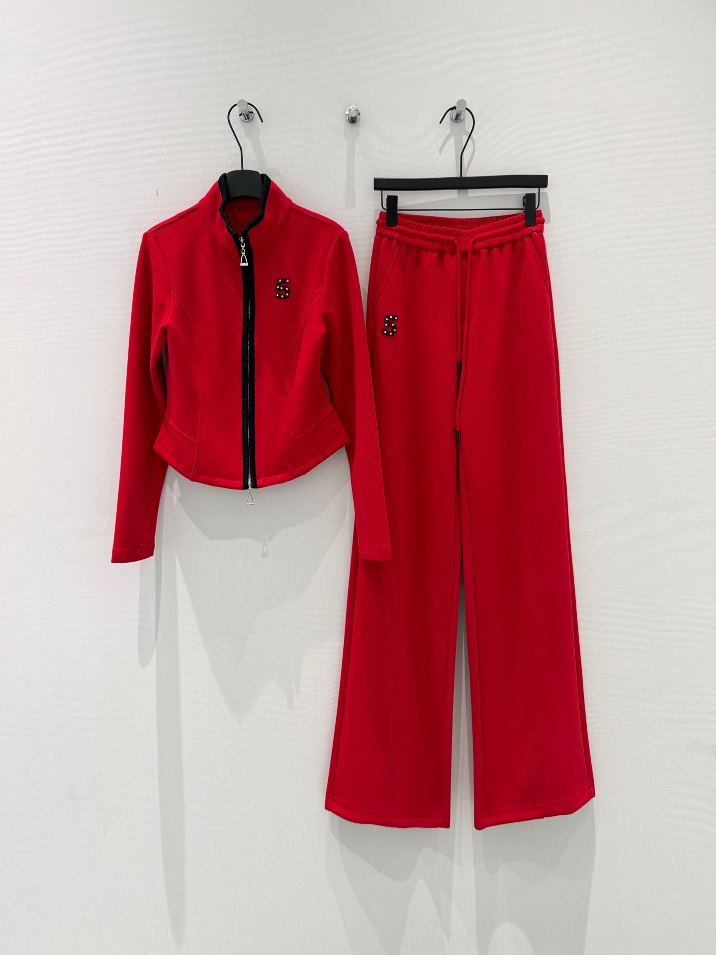 🛒𝐍𝐄𝐖 · 𝟐𝟎𝟐6/爆款现货设计师 原创｜26早春新品小香风撞色套装！高端定制拉链外套，搭配松紧腰长