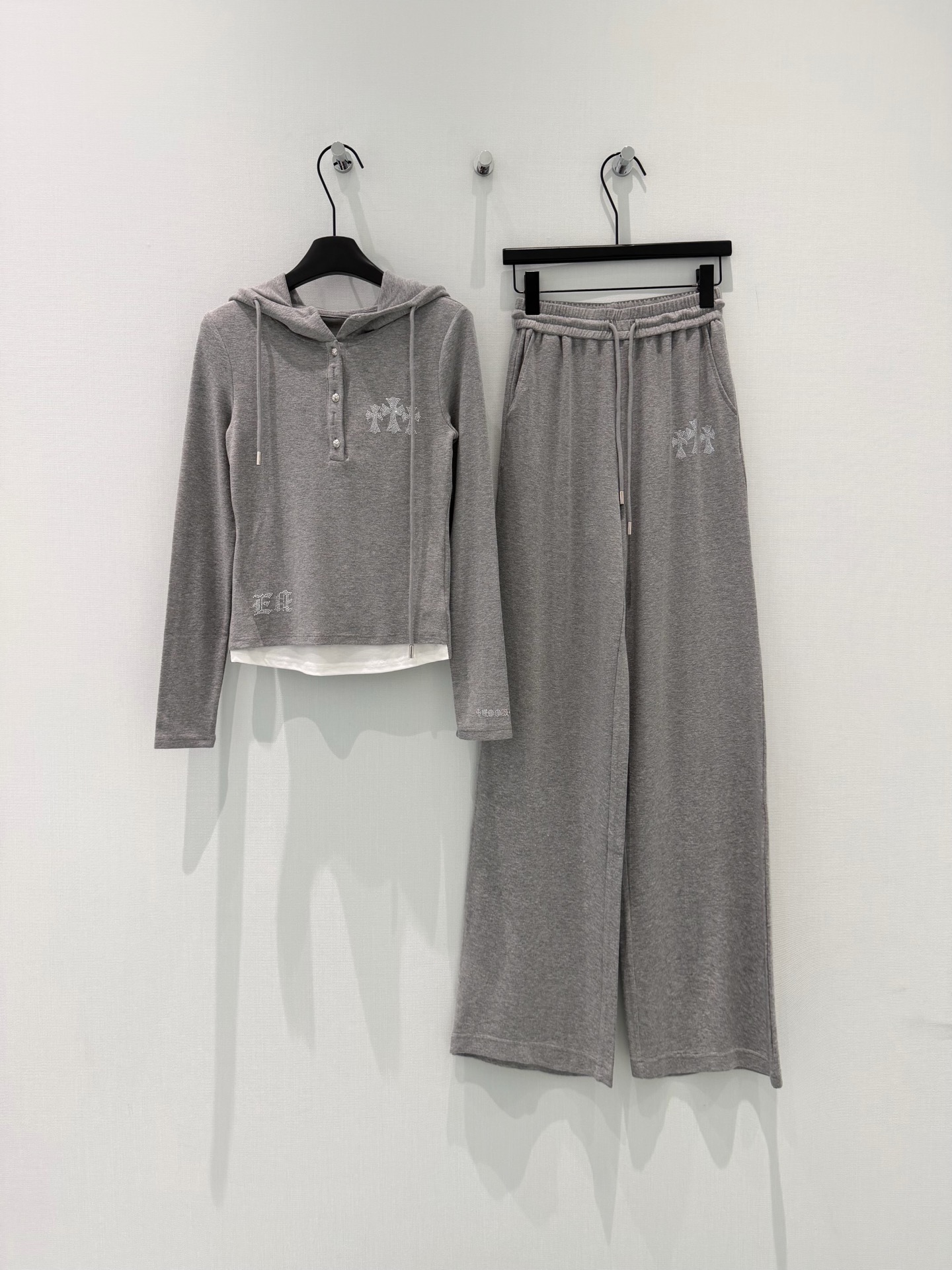 🛒𝐍𝐄𝐖 · 𝟐𝟎𝟐6/爆款现货【春夏上新】克罗星｜26早春新品重工烫钻假两件套装！高端定制半扣上衣，搭