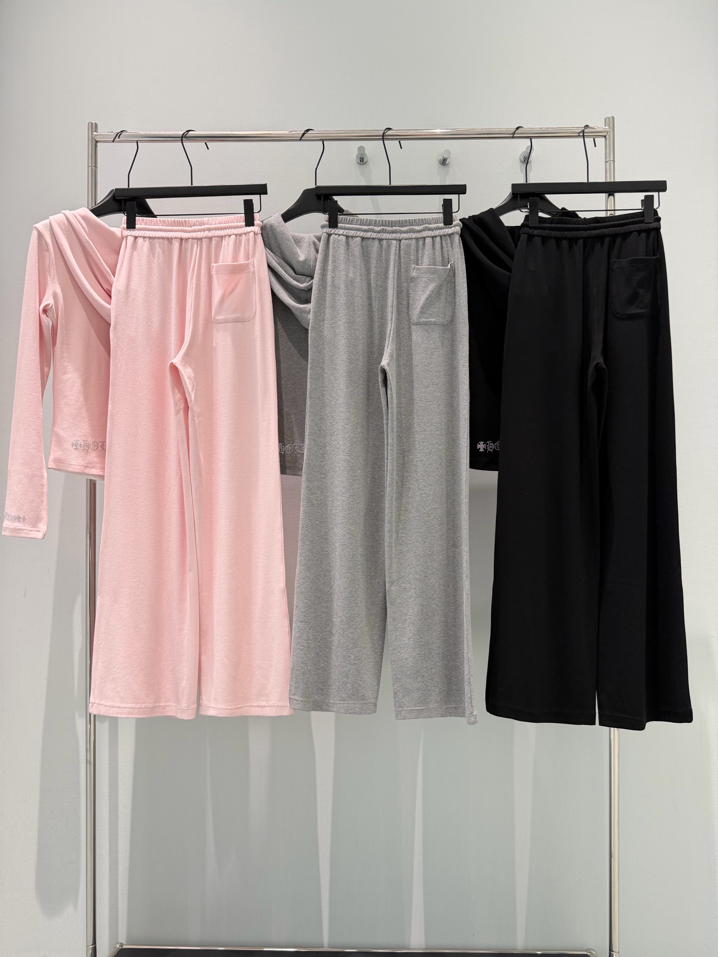 🛒𝐍𝐄𝐖 · 𝟐𝟎𝟐6/爆款现货【春夏上新】克罗星｜26早春新品重工烫钻假两件套装！高端定制半扣上衣，搭