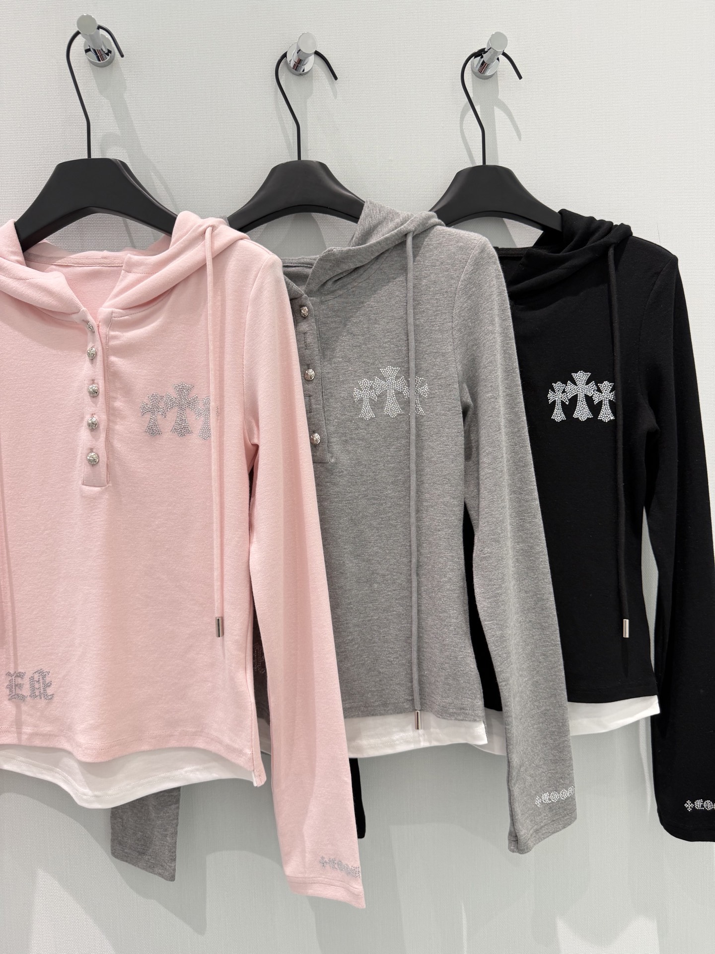 🛒𝐍𝐄𝐖 · 𝟐𝟎𝟐6/爆款现货【春夏上新】克罗星｜26早春新品重工烫钻假两件套装！高端定制半扣上衣，搭