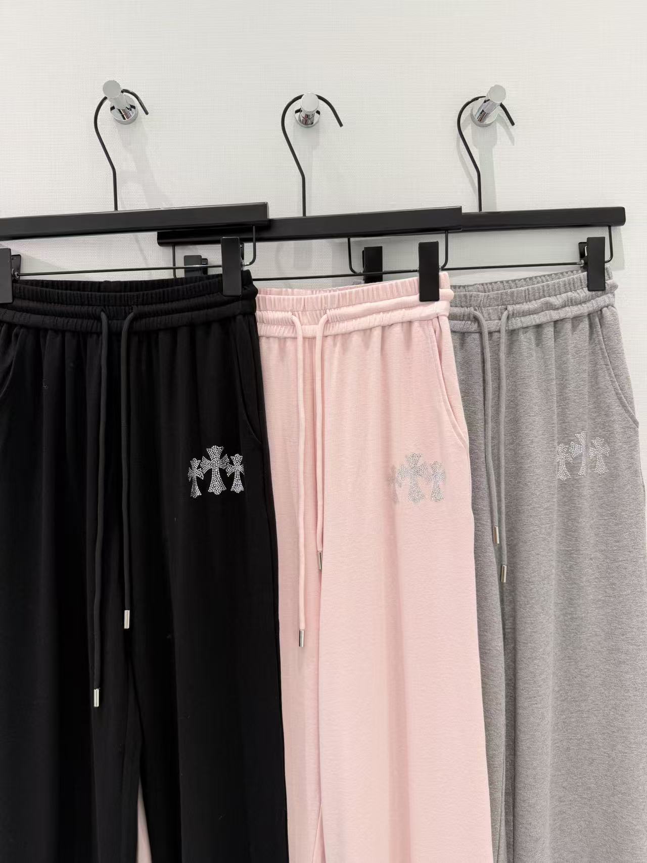 🛒𝐍𝐄𝐖 · 𝟐𝟎𝟐6/爆款现货【春夏上新】克罗星｜26早春新品重工烫钻假两件套装！高端定制半扣上衣，搭