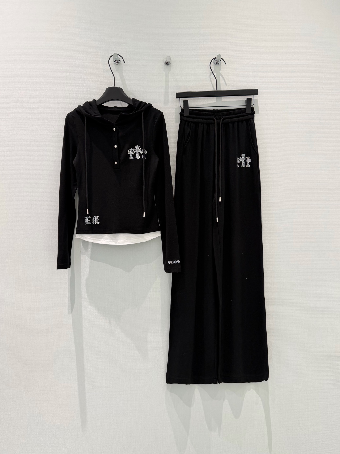 🛒𝐍𝐄𝐖 · 𝟐𝟎𝟐6/爆款现货【春夏上新】克罗星｜26早春新品重工烫钻假两件套装！高端定制半扣上衣，搭