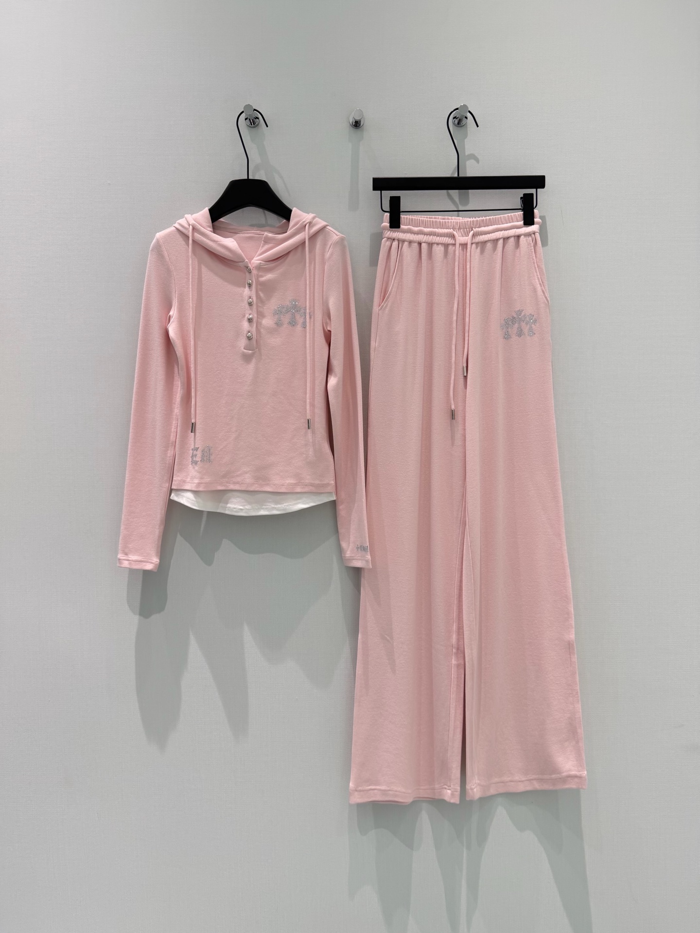 🛒𝐍𝐄𝐖 · 𝟐𝟎𝟐6/爆款现货【春夏上新】克罗星｜26早春新品重工烫钻假两件套装！高端定制半扣上衣，搭