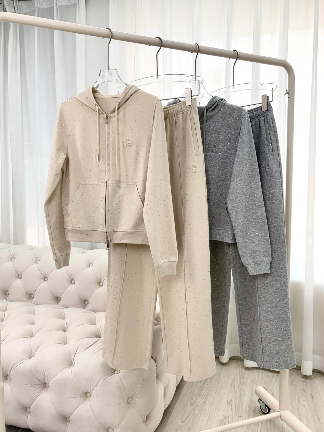 🛒𝐍𝐄𝐖 · 𝟐𝟎𝟐6/爆款现货原单品质 Ale*｜26早春薄款压花烫钻新品套装！高端定制带帽外套，搭配