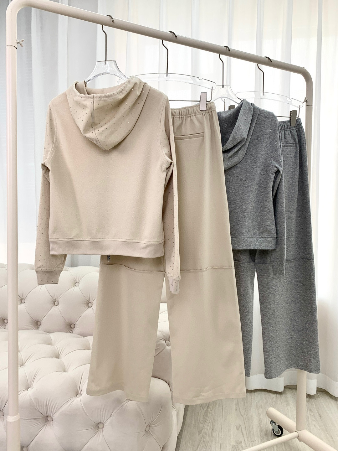 🛒𝐍𝐄𝐖 · 𝟐𝟎𝟐6/爆款现货原单品质 Ale*｜26早春薄款压花烫钻新品套装！高端定制带帽外套，搭配