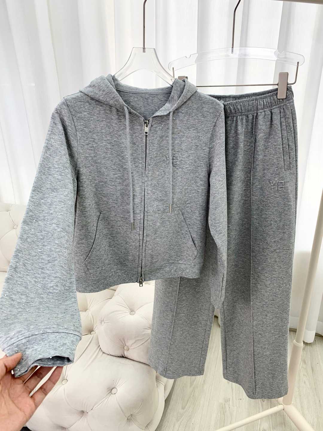 🛒𝐍𝐄𝐖 · 𝟐𝟎𝟐6/爆款现货原单品质 Ale*｜26早春薄款压花烫钻新品套装！高端定制带帽外套，搭配